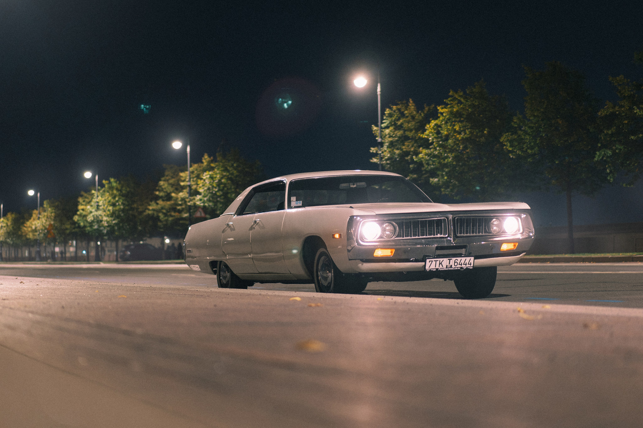 старый американский седан на улицах Ленинграда 