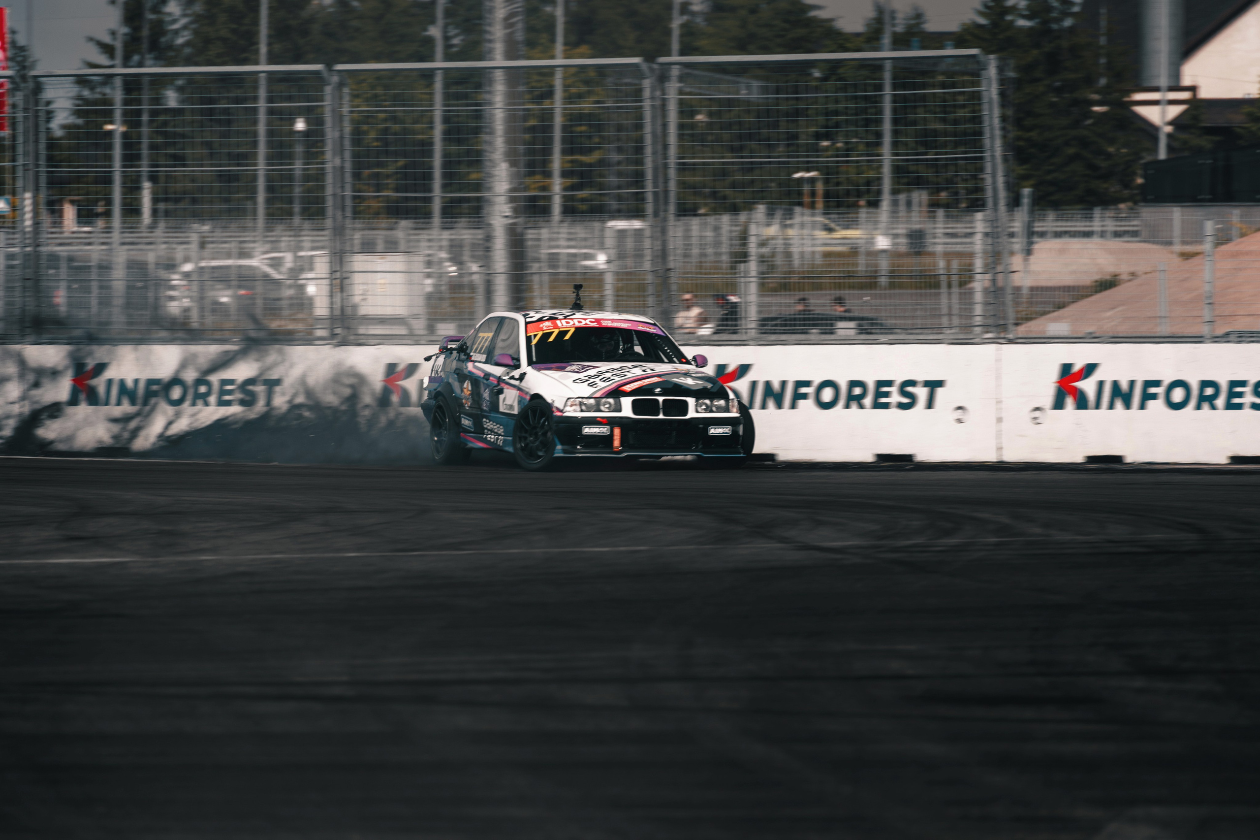 IDDC Этап 2: Бетонный Колизей и блогеры в деле