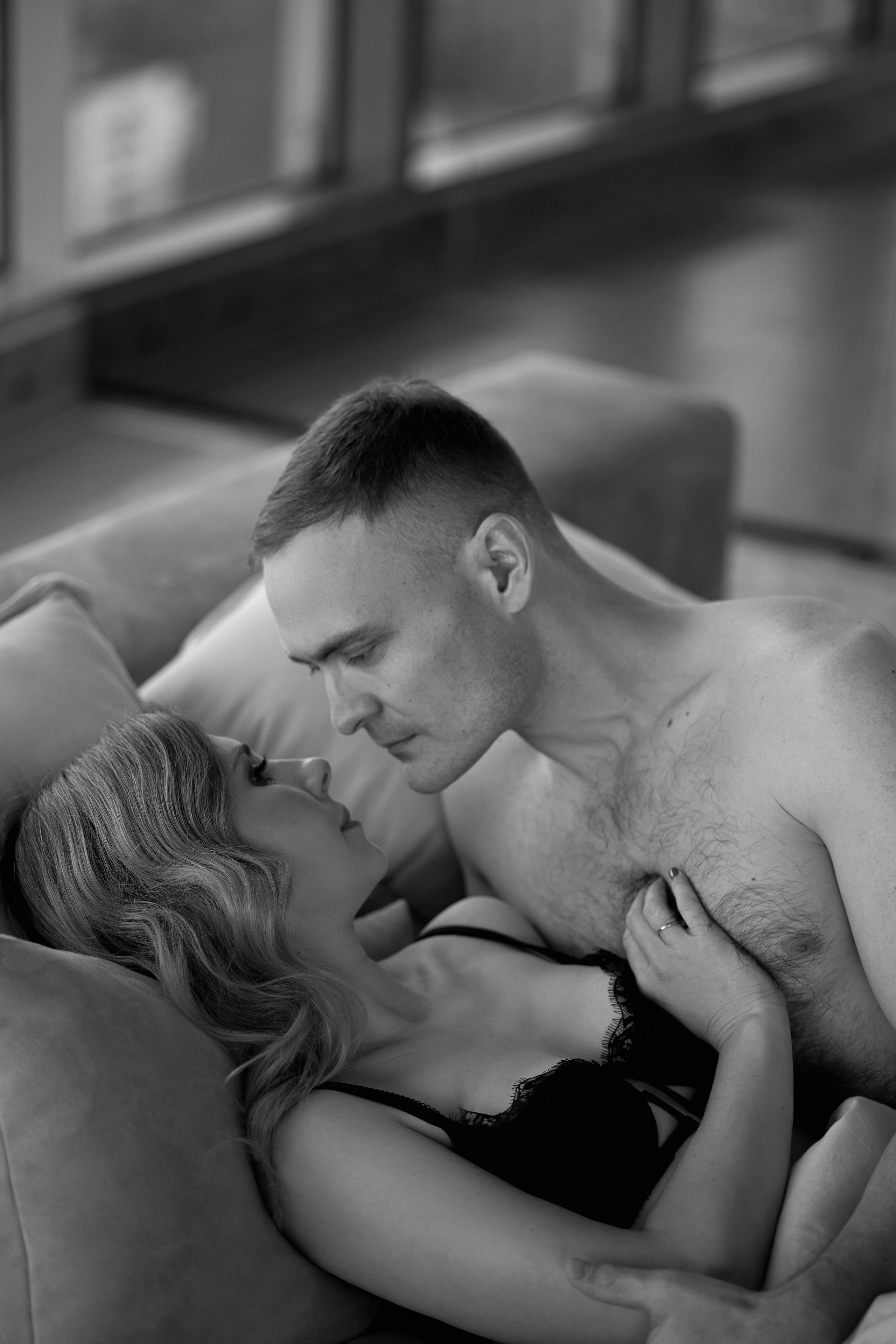 Парная фотосессия в студии с панорамными окнами. Сестры Карабаза. Фотографы и ретушеры в Москве и Санкт-Петербурге