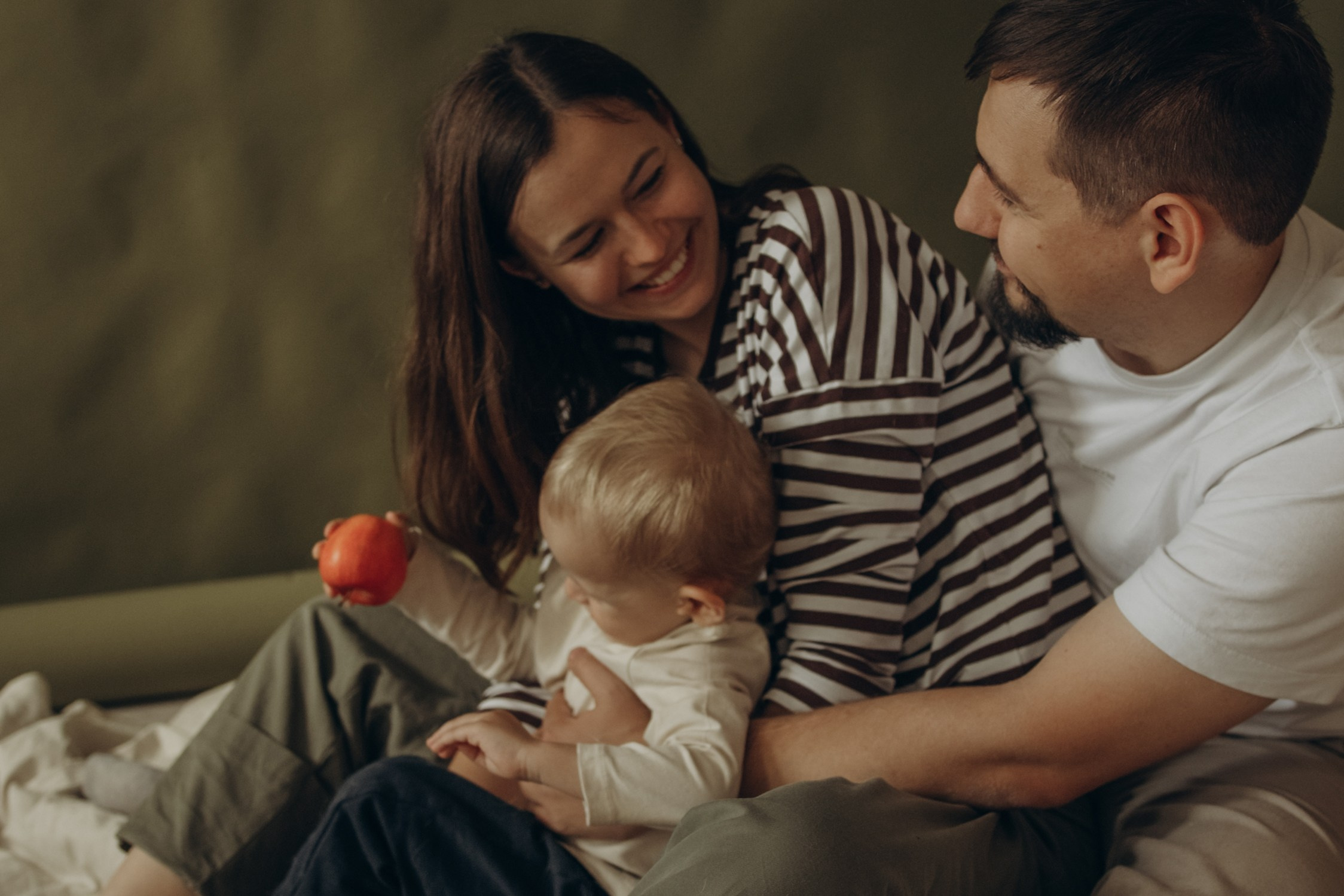 Ярослав и яблоки. Гаврилова Настя семейный фотограф lifestyle в Москве