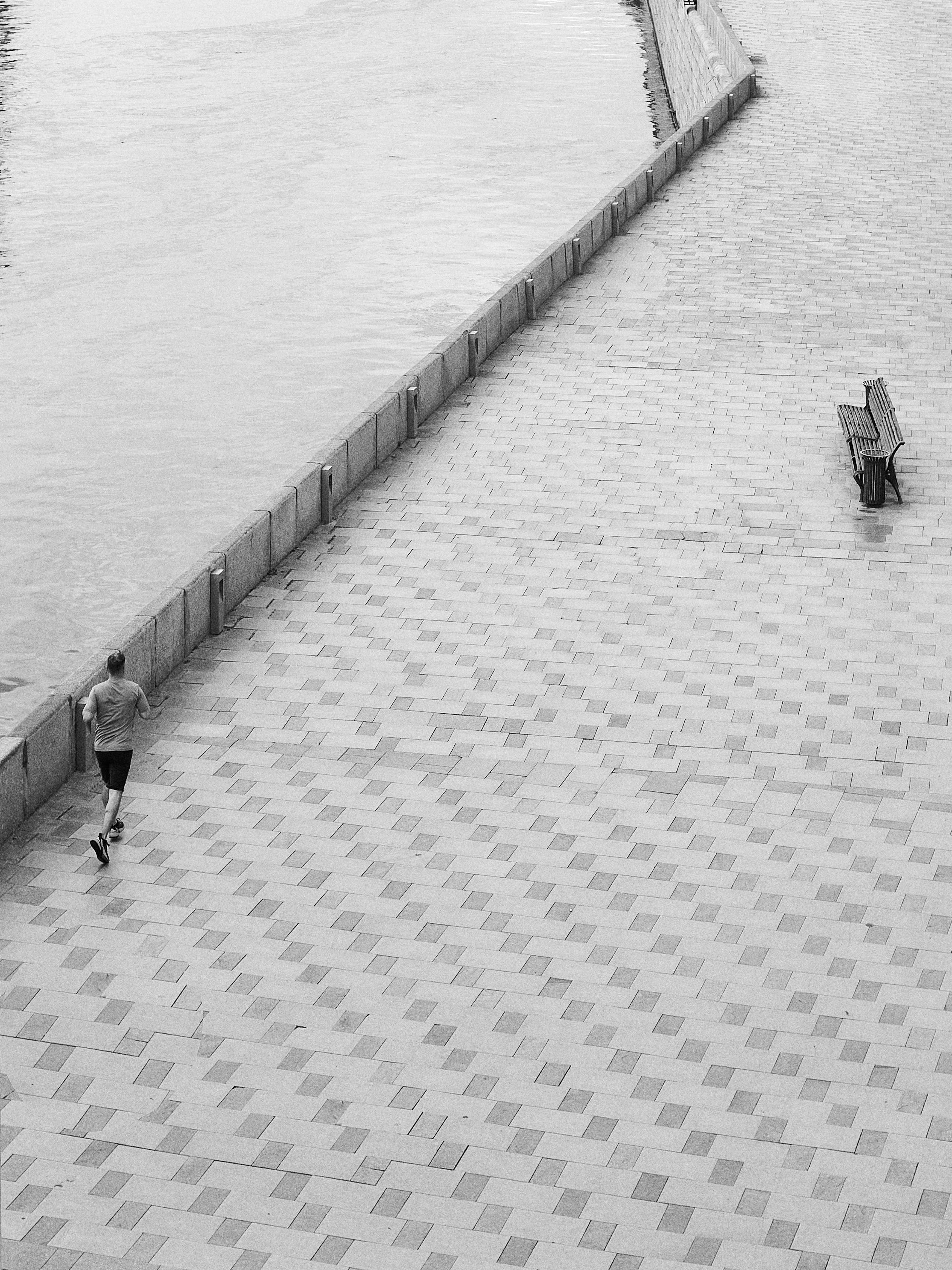 Утренняя пробежка возле реки в Москве летом. Репортажный фотограф Александр Гладкий.