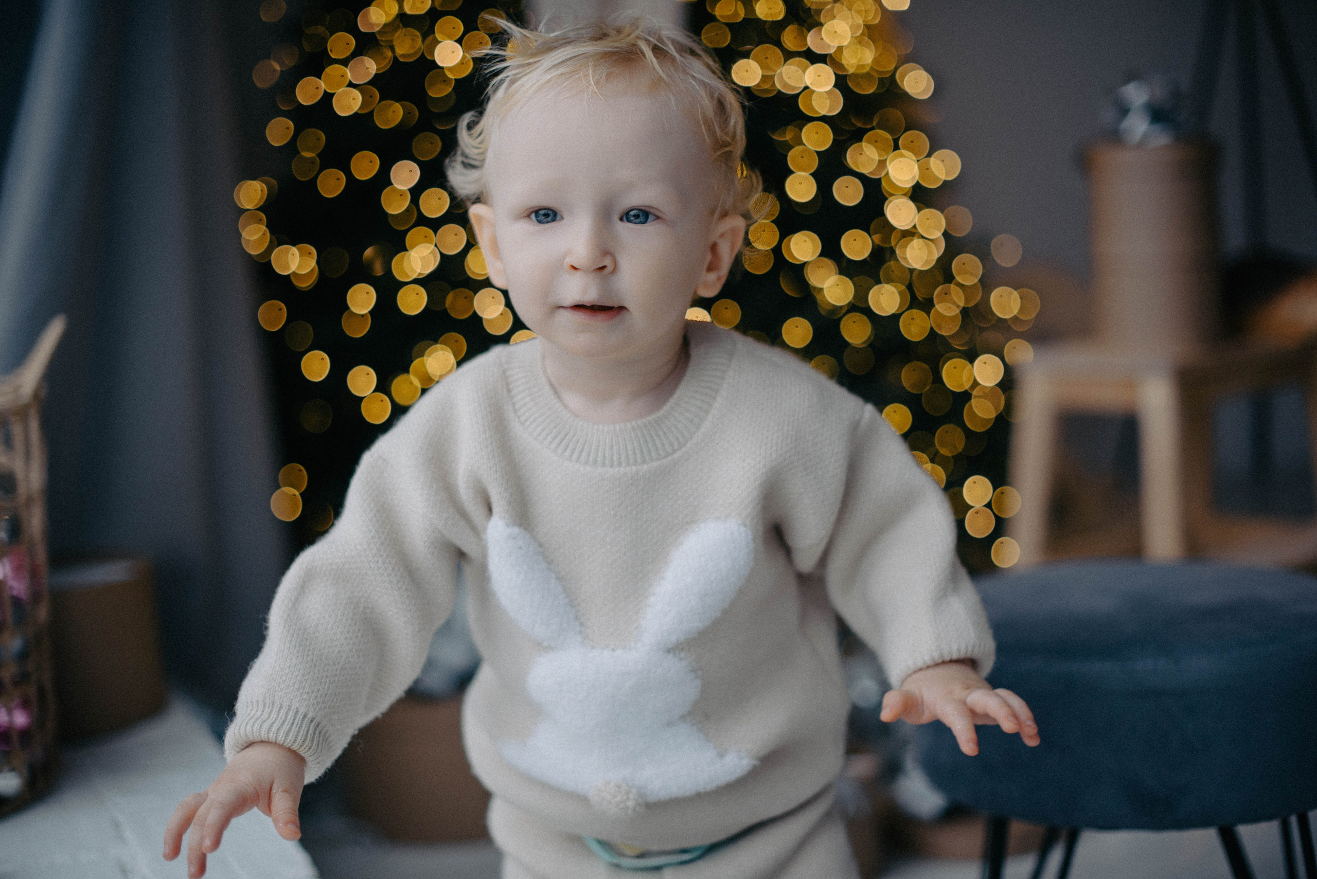 Ребёнок на фоне ёлки