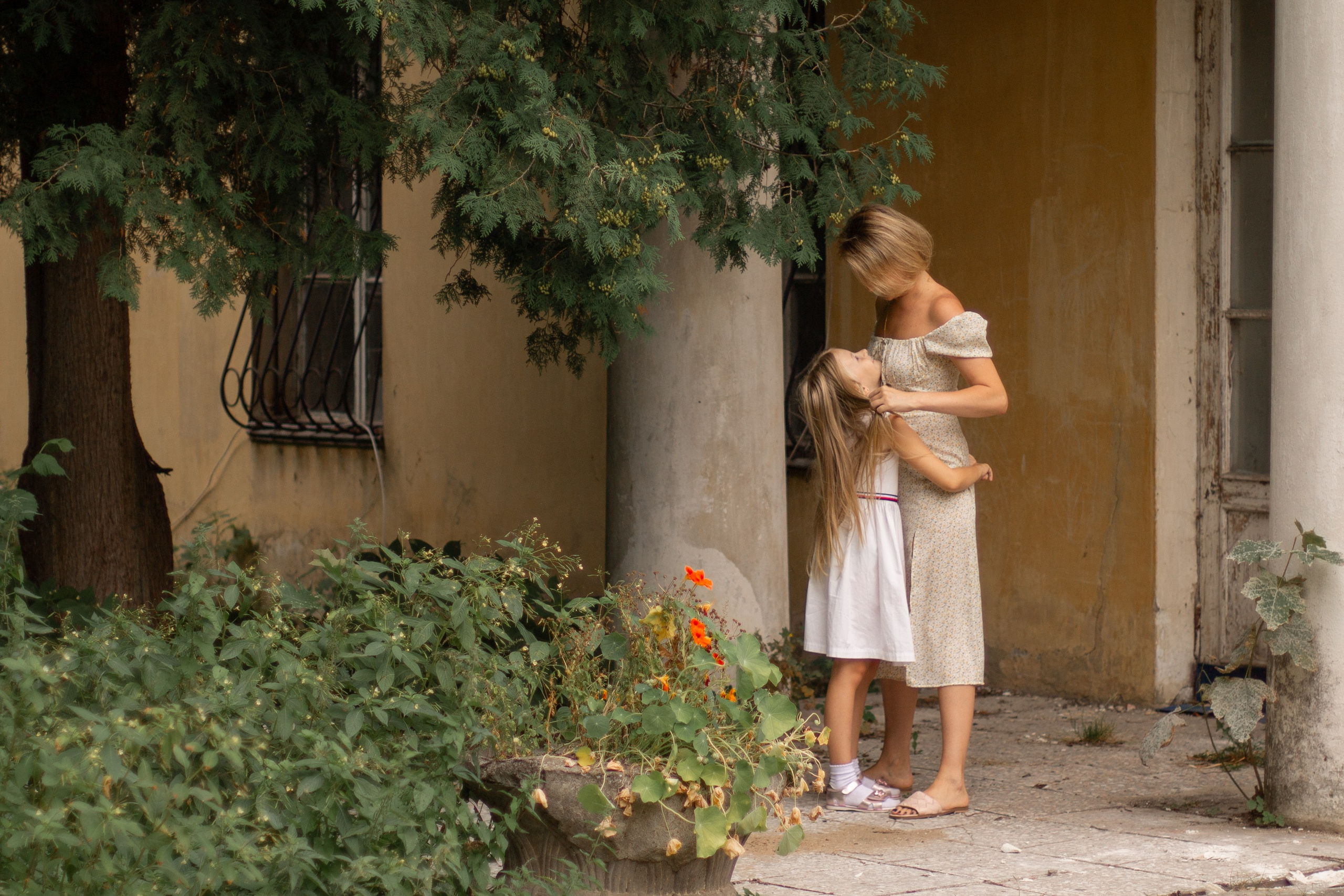 Мама и дочка гуляют в усадьбе Суханово летом