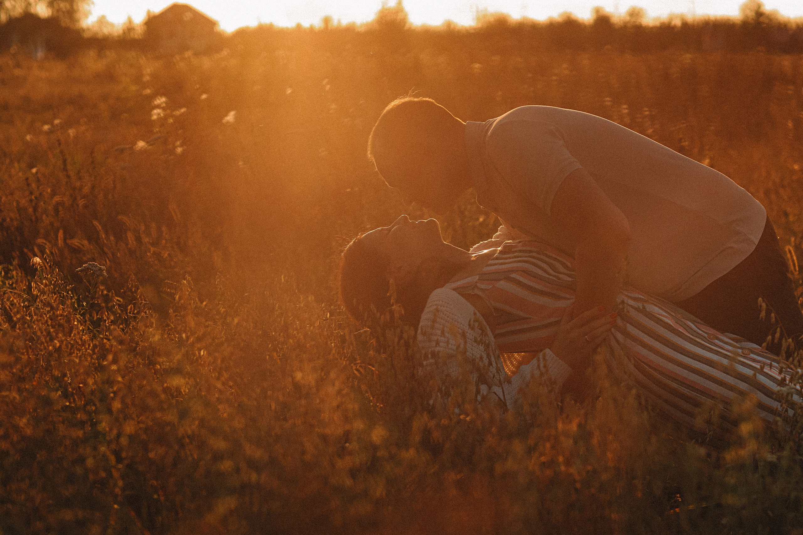 Поле love story на закате. Семейный фотограф Тюмень, фотограф на роды Салмина Мария