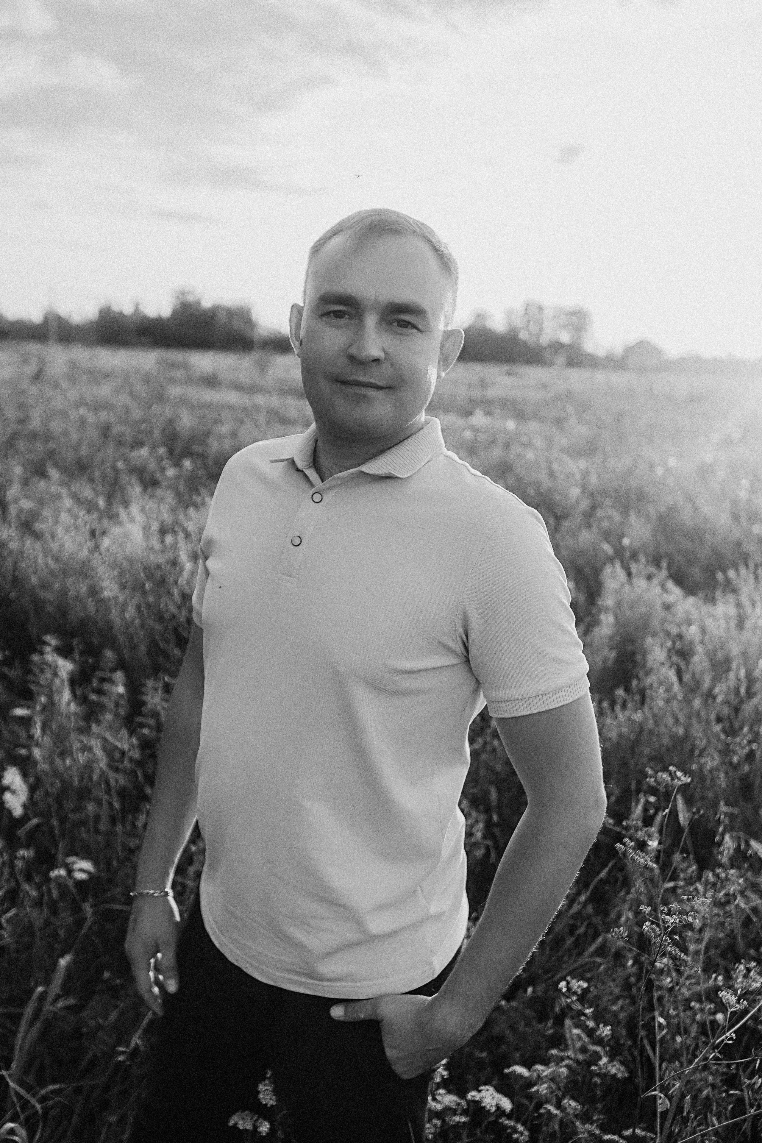 Поле love story на закате. Семейный фотограф Тюмень, фотограф на роды Салмина Мария