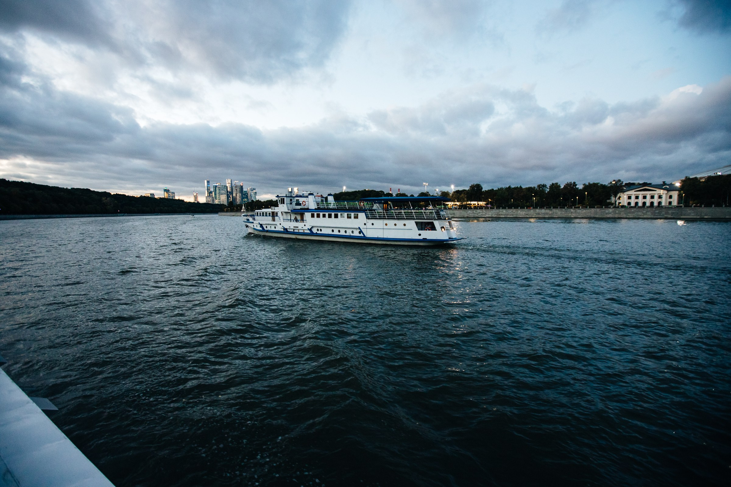 Корпоратив на теплоходе. Женский и репортажный фотограф Москва Натали Смирнова