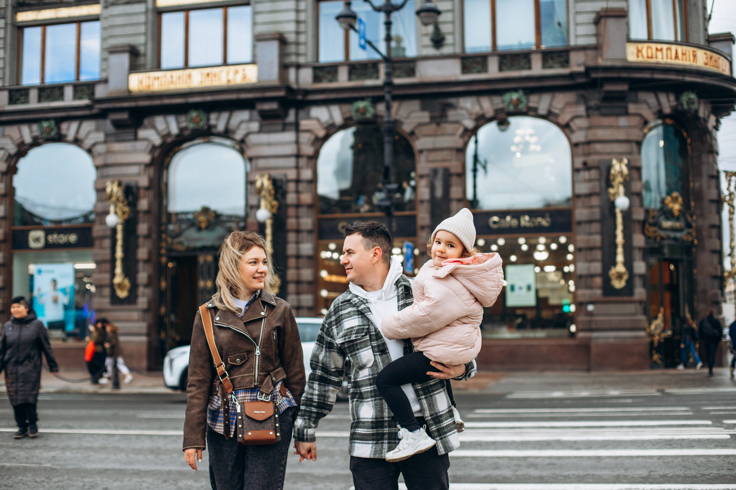 Юлия с семьей в апреле. Фотопрогулка в Петербурге. Индивидуальный и семейный фотограф в Санкт-Петербурге