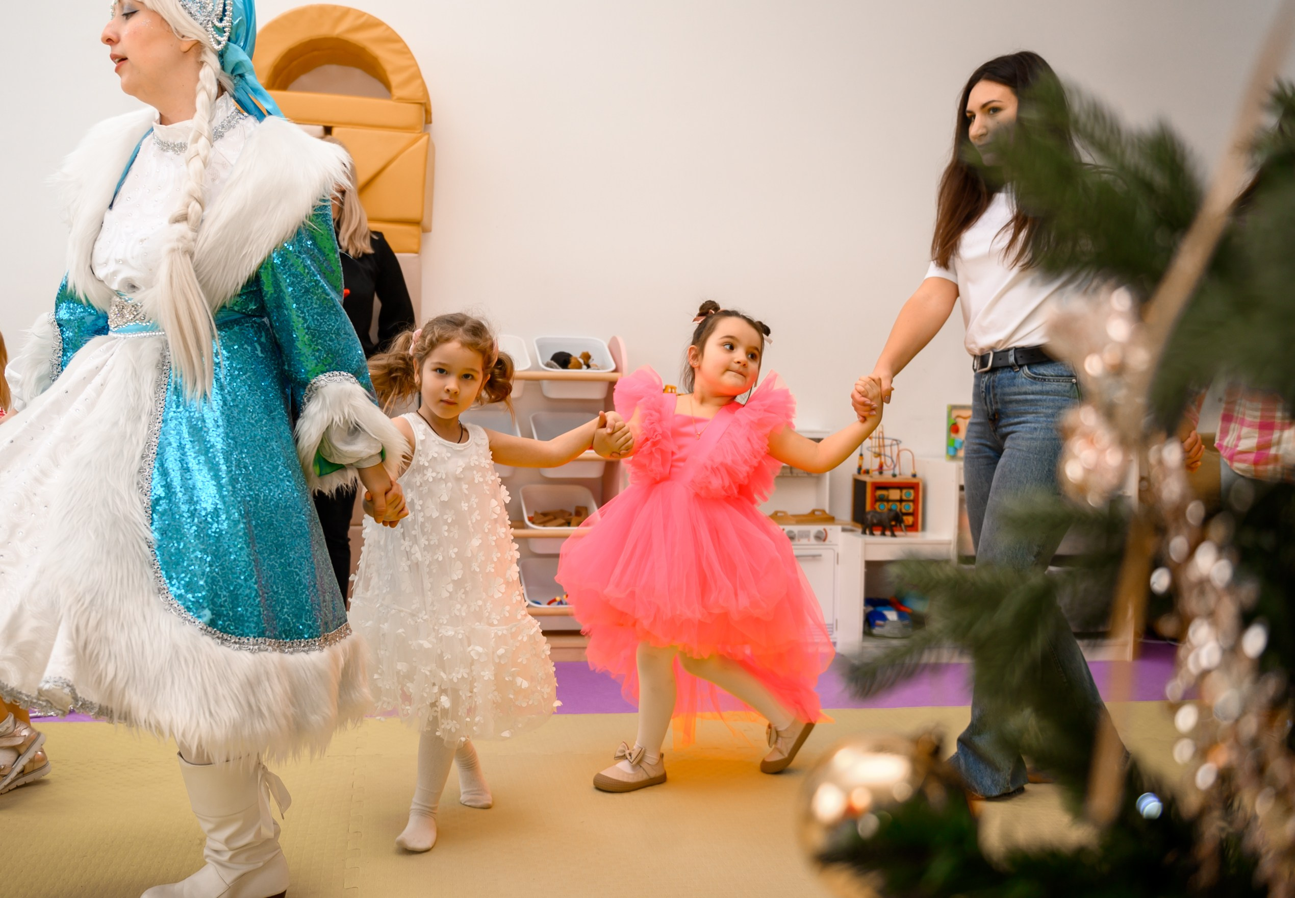 Елка 2025 в детском саду Мишка клуб. Свадебный и семейный фотограф София Невская