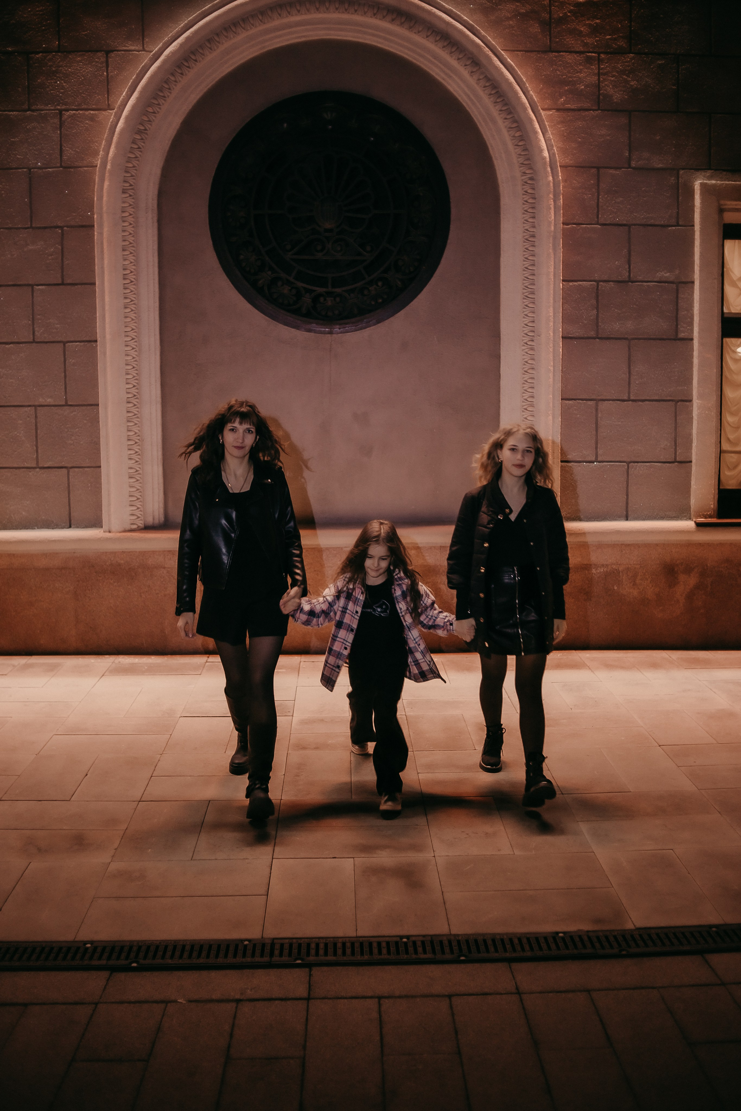 Ирина, Яна, Лера. Вечерняя прогулка. Фотограф Регина Крикунова г. Красноярск