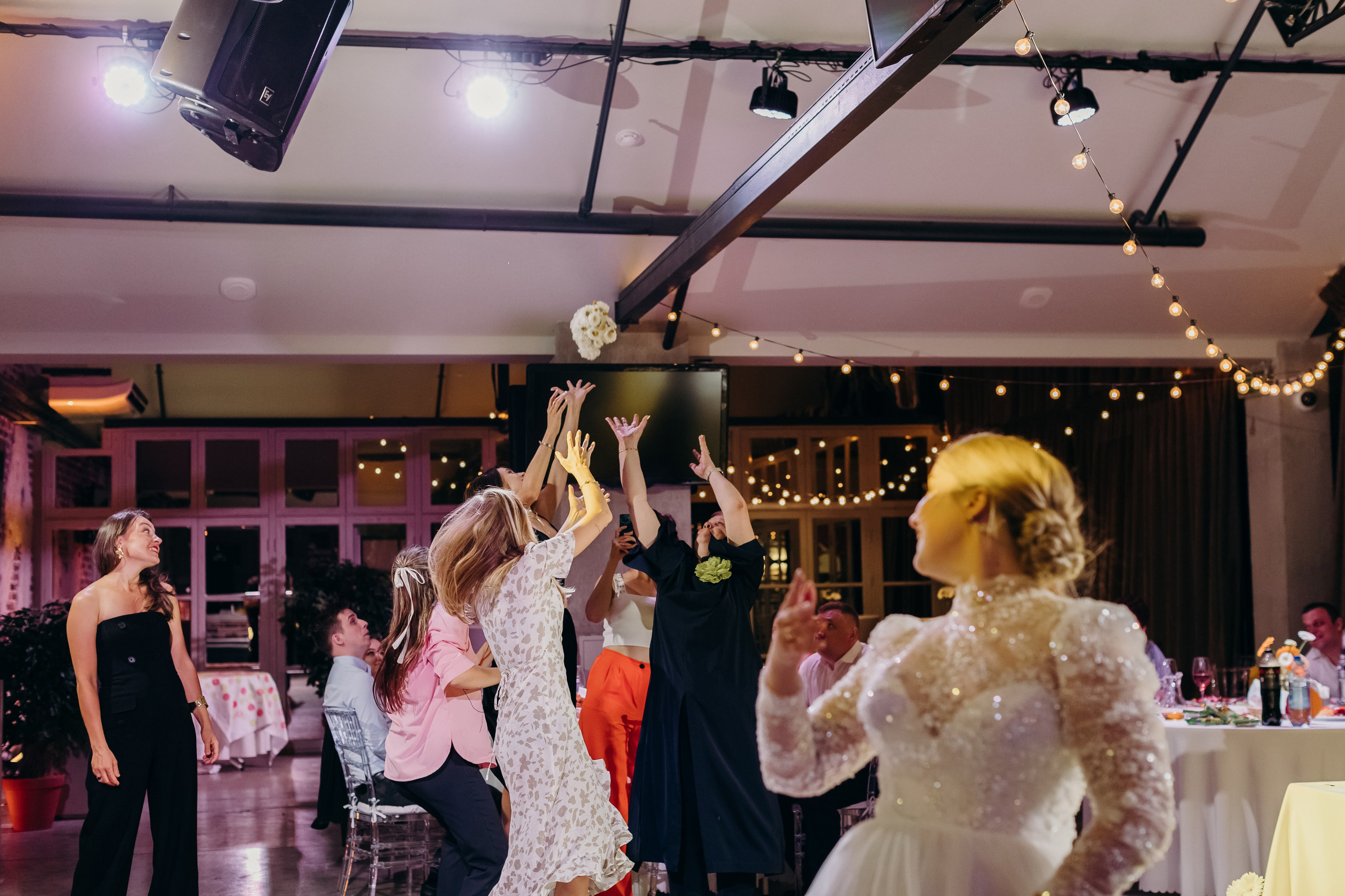 Подружки невесты ловят букет, координация свадьбы в Красноярске