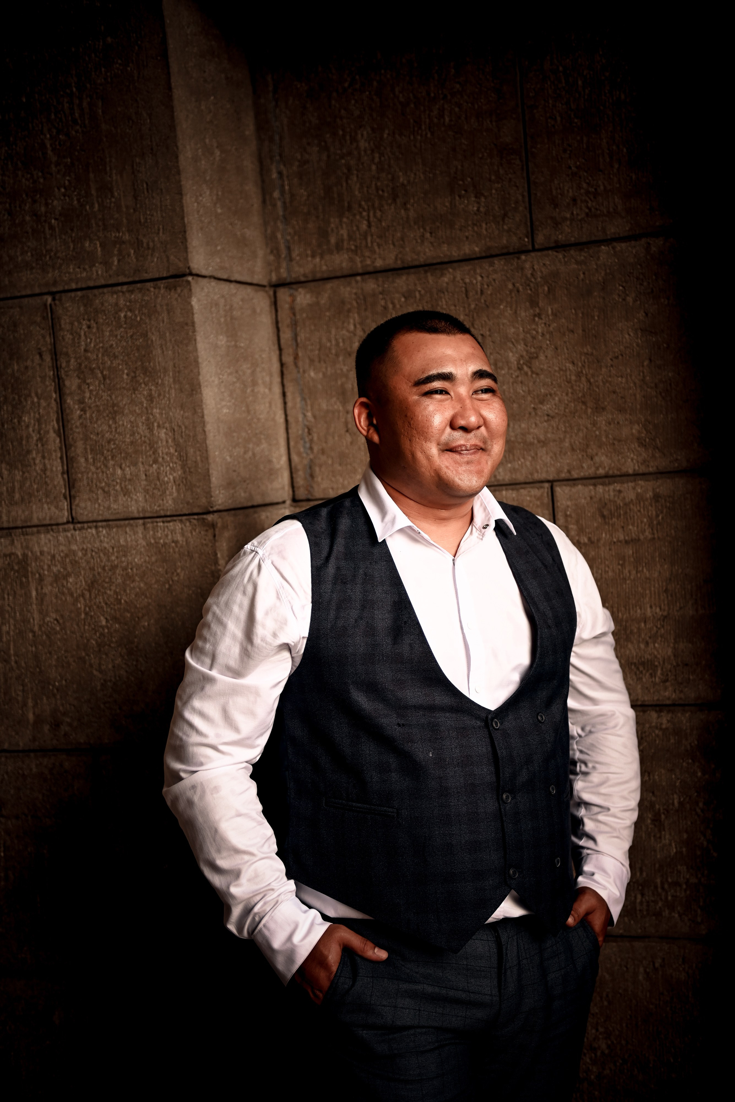 Небольшая свадебная серия в музее и прогулкой под дождем Эльмиры и Ризата. Свадебный, семейный, детский, контент фотограф в Омске Максим Ильин