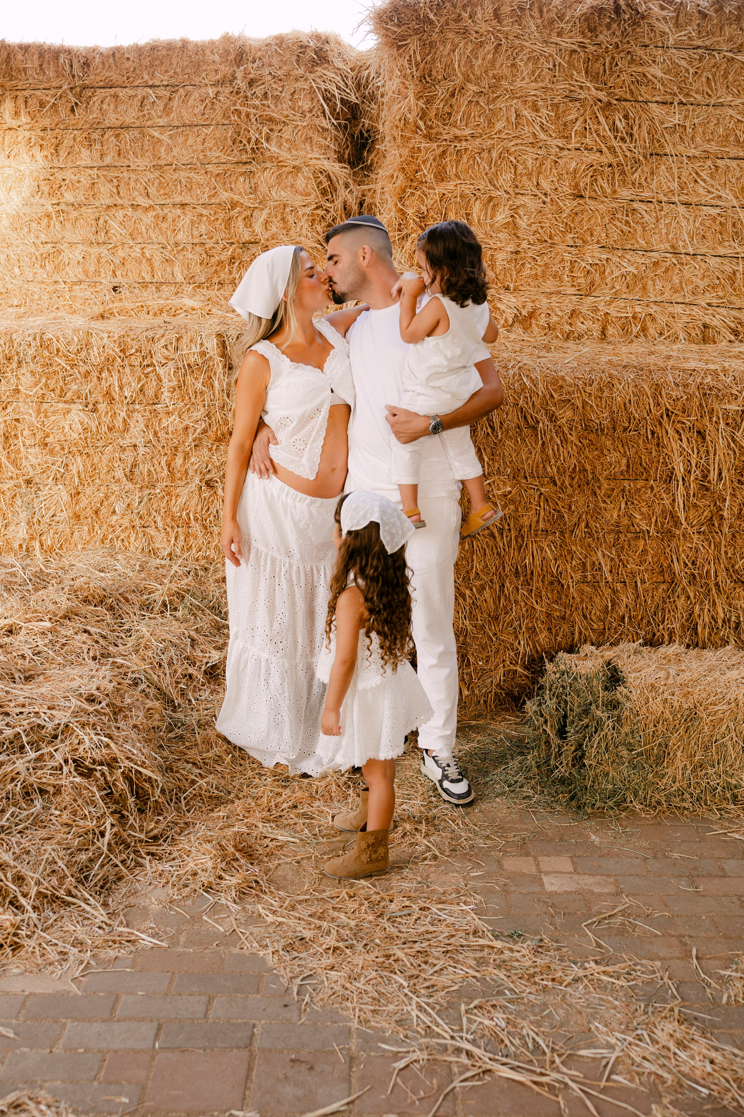 Pregnancy photoshoot at the horse farm. Главная