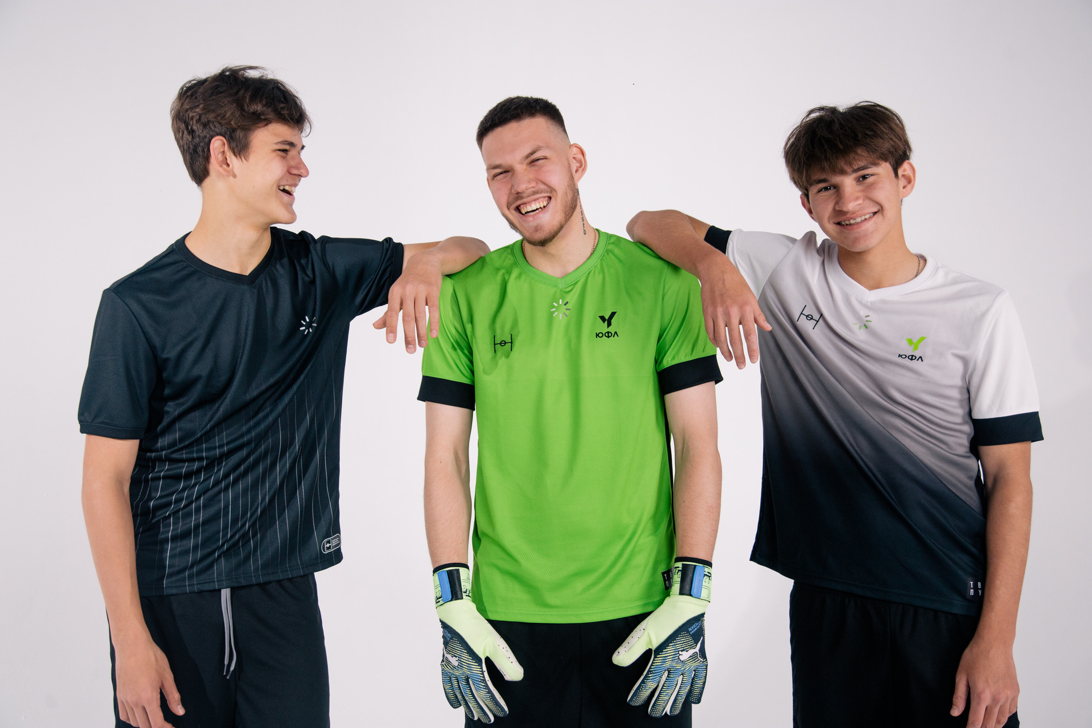 3 футболиста обнимаются и смеются