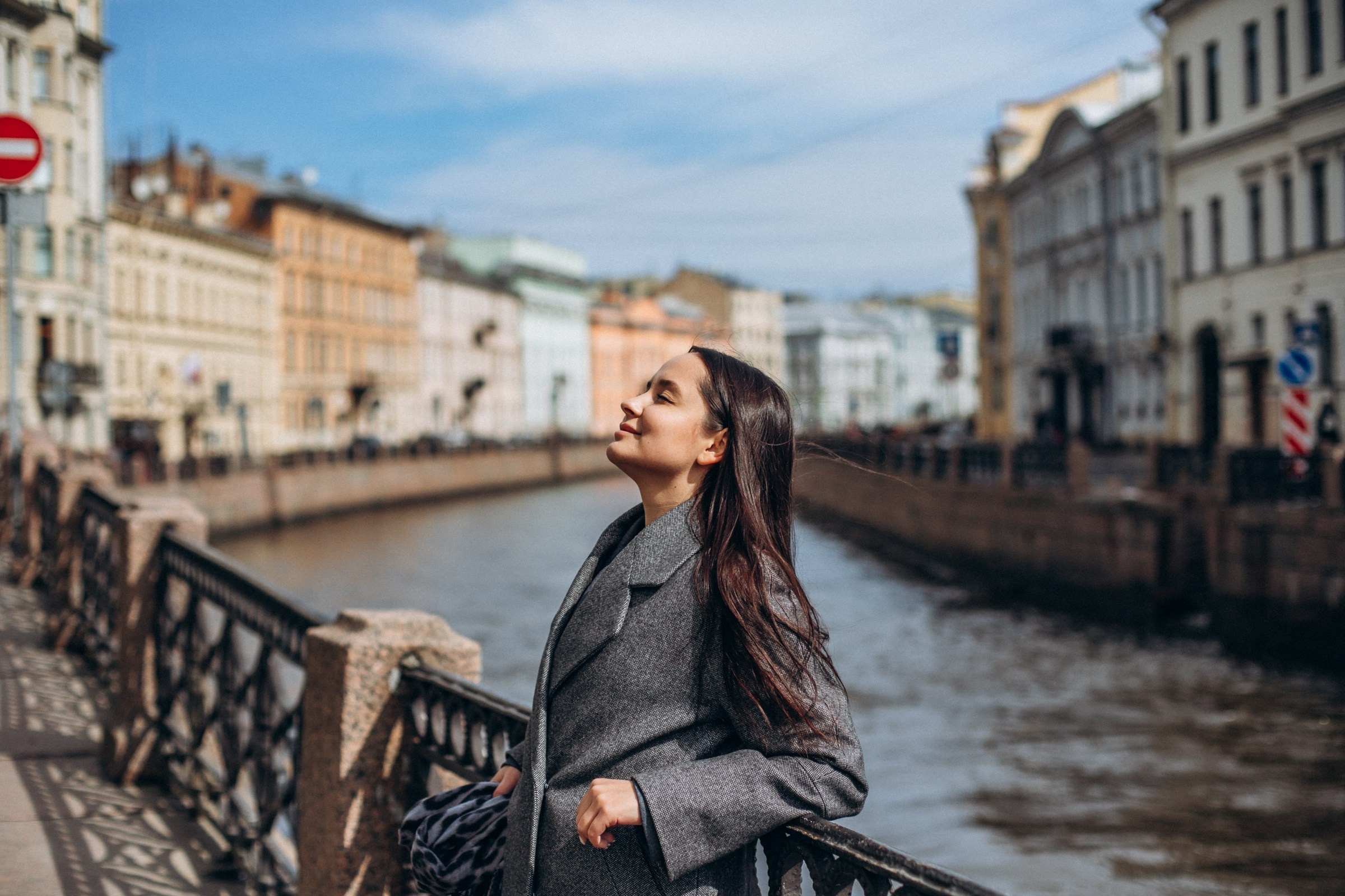 Ксения в апреле. Фотопрогулка в Петербурге. Индивидуальный и семейный фотограф в Санкт-Петербурге