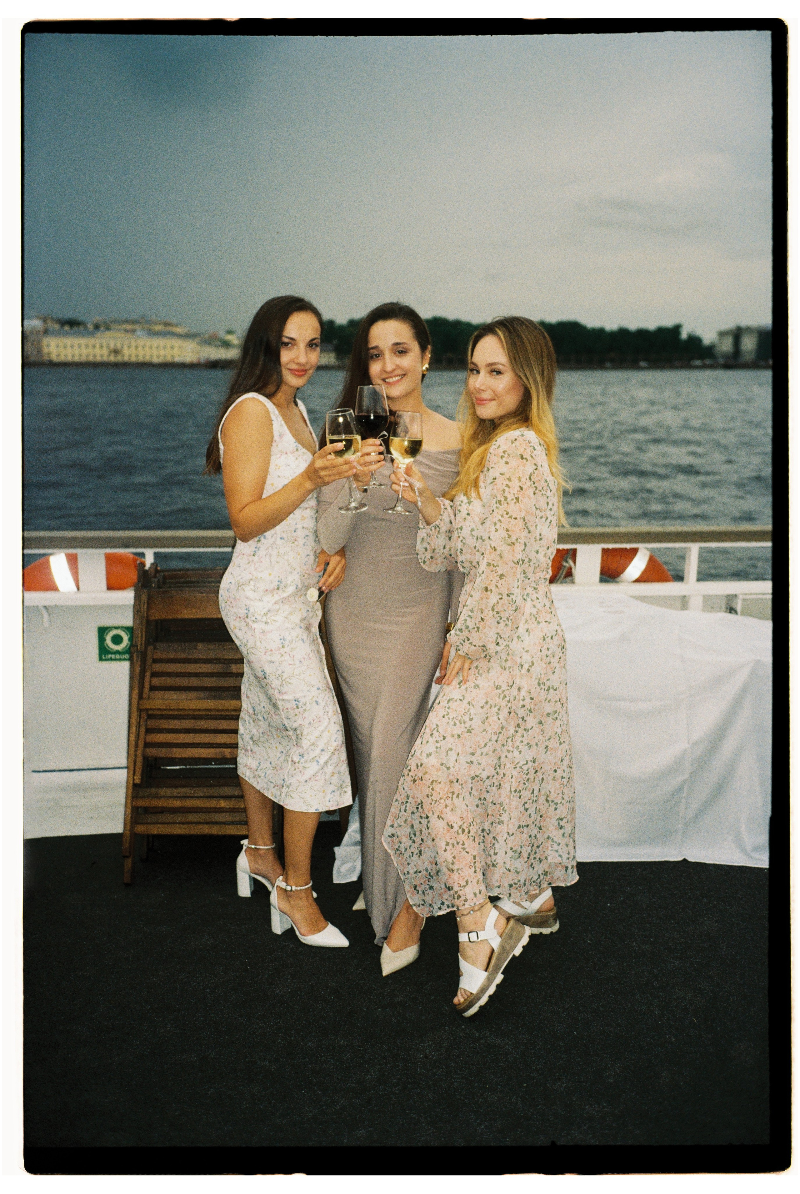 Свадьба в Питере на катере. Сестры Карабаза. Фотографы и ретушеры в Москве и Санкт-Петербурге