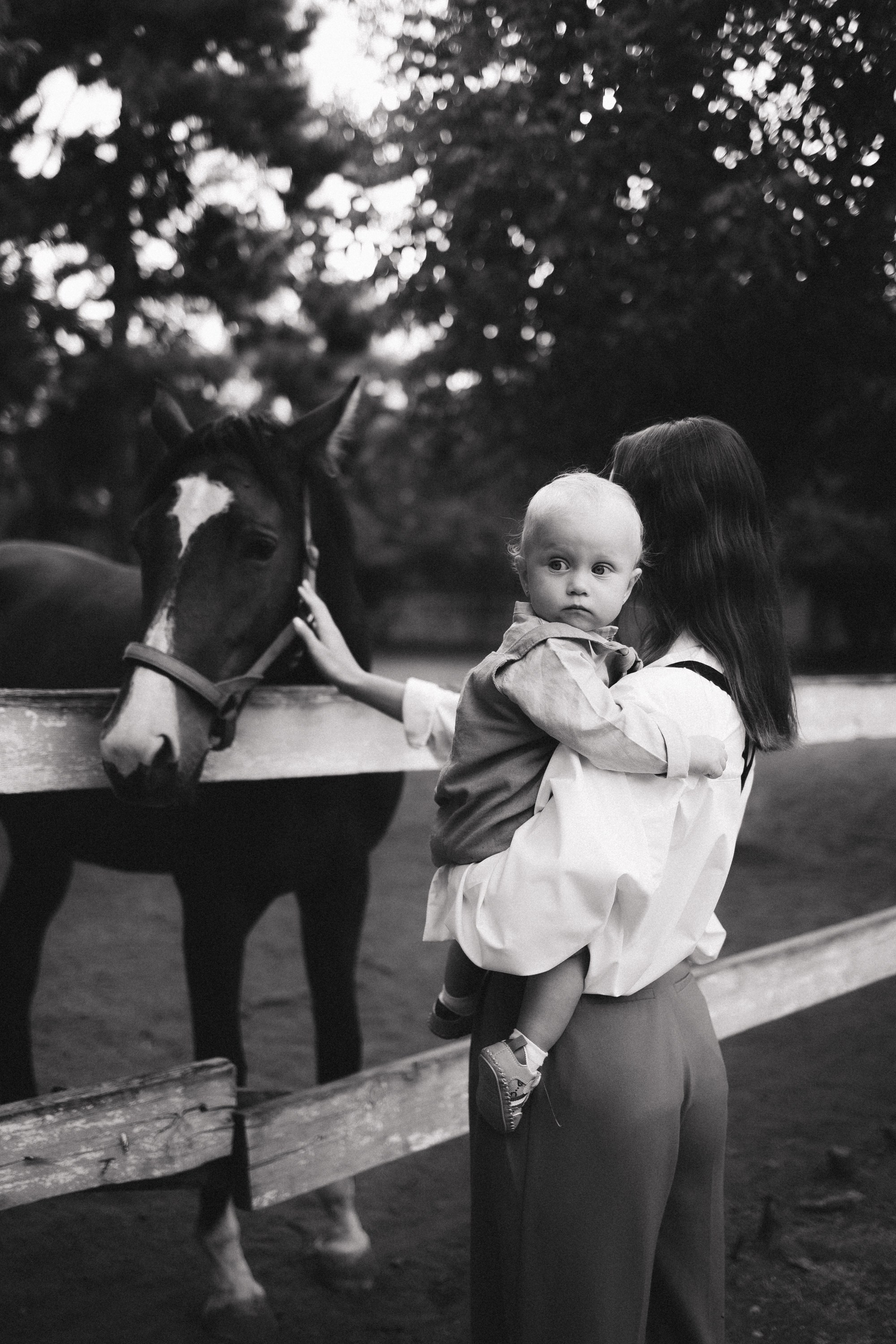 Мама с дочкой. Конюшня. Семейный фотограф в Краснодаре Храмова Анна