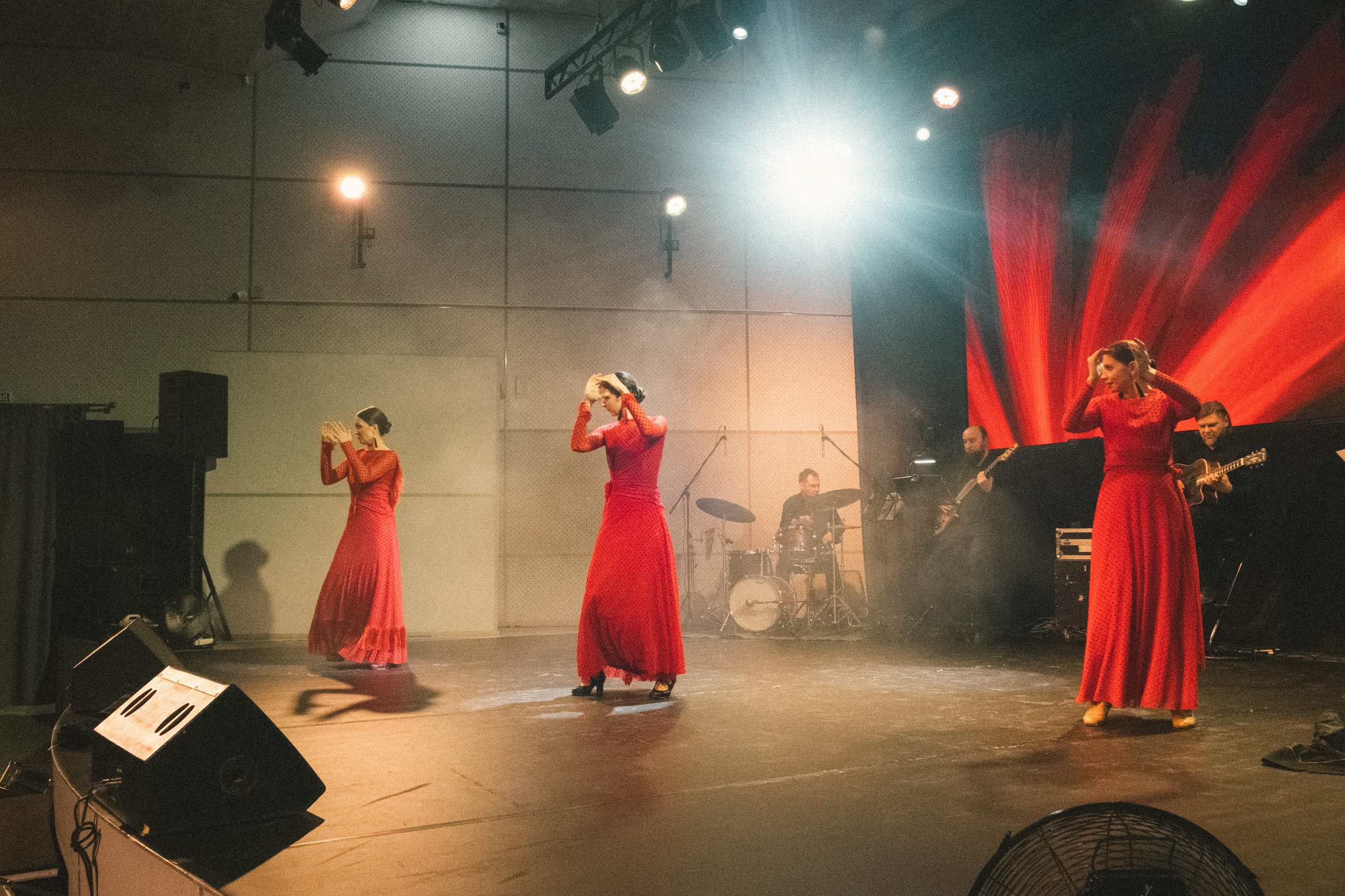 Спектакль «Mujeres» («Женщины»), студия фламенко Tierra del Sol. Анна Демидова — фотография для жизни и бизнеса в Абакане