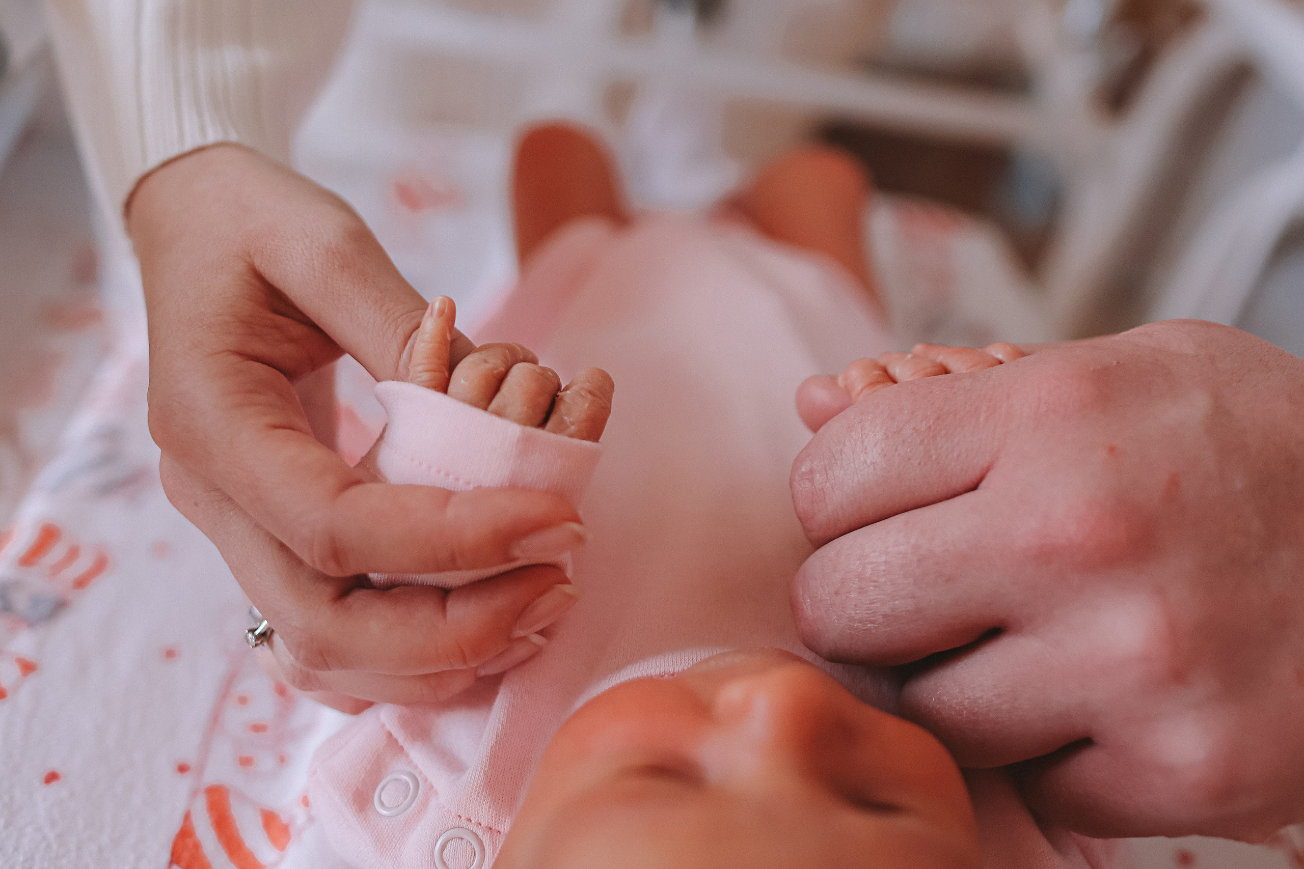 Выписка палата+внизу ПЦЭ. Семейный фотограф Тюмень, фотограф на роды Салмина Мария