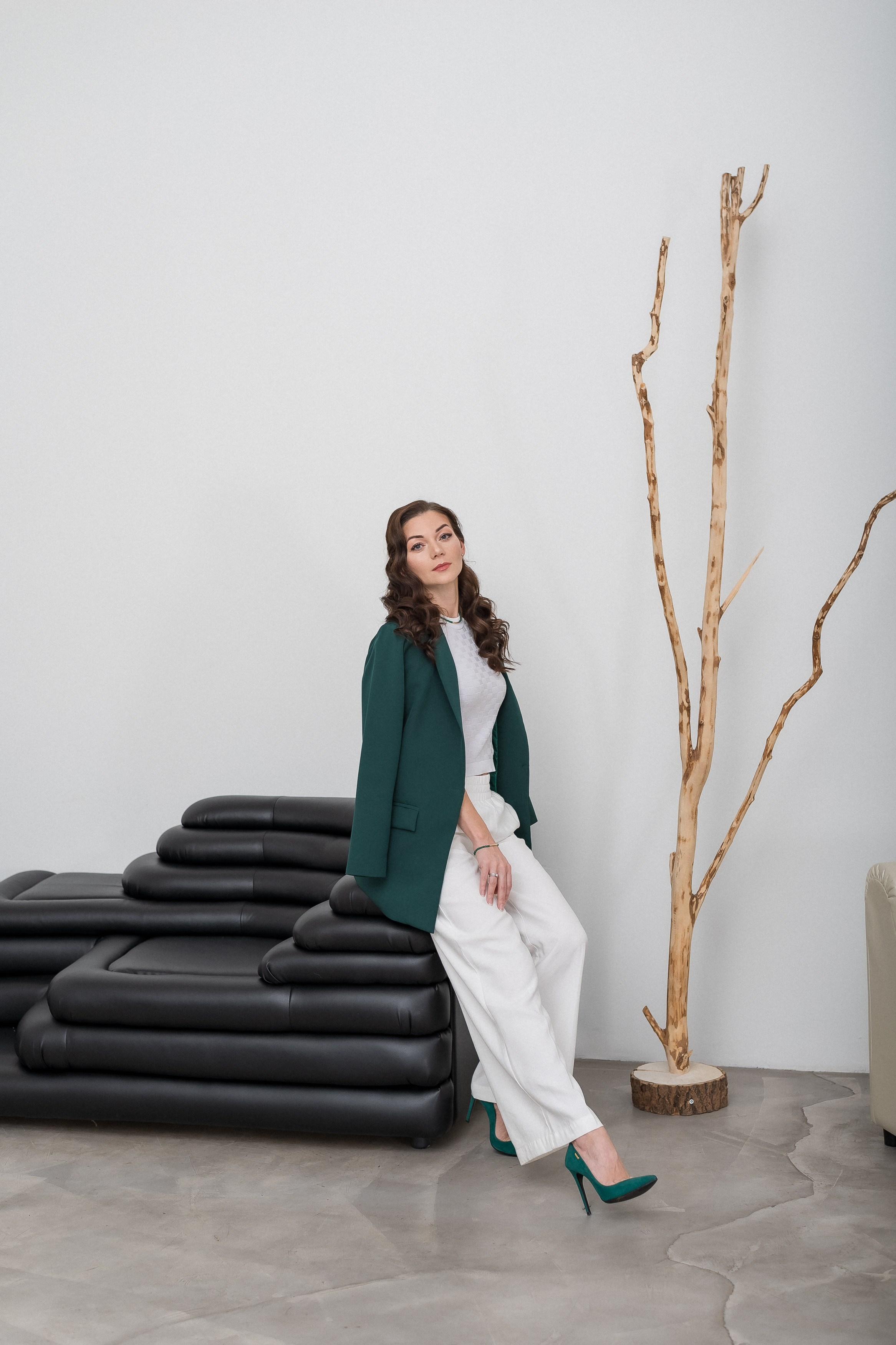 В светлой минималистичной студии. КОНТЕНТ |БРЕНД фотограф Санкт-Петербург — Жанна Олтаржевская