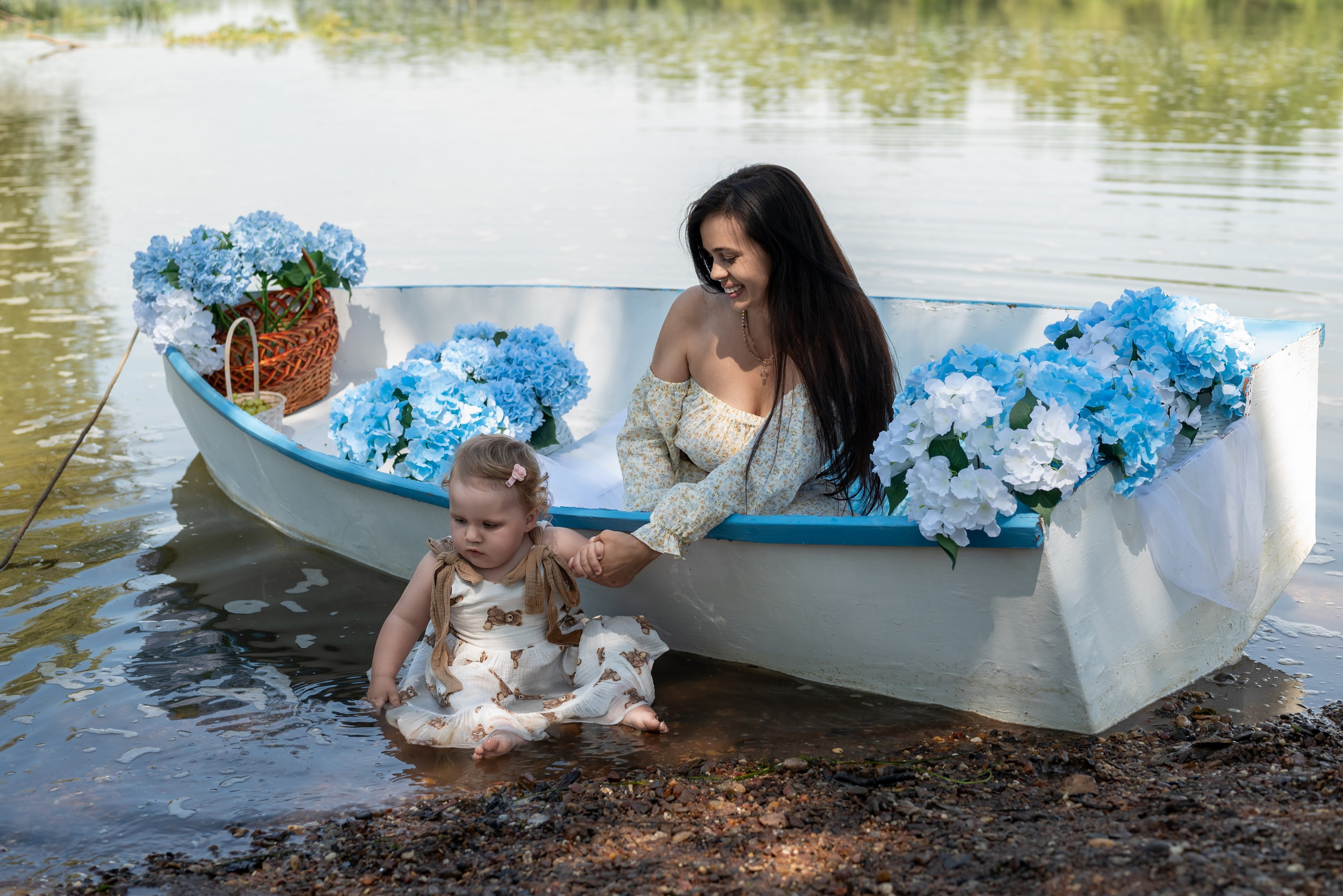 Фотопроект на лодке с голубыми гортензиями. Фотограф в городе Салават