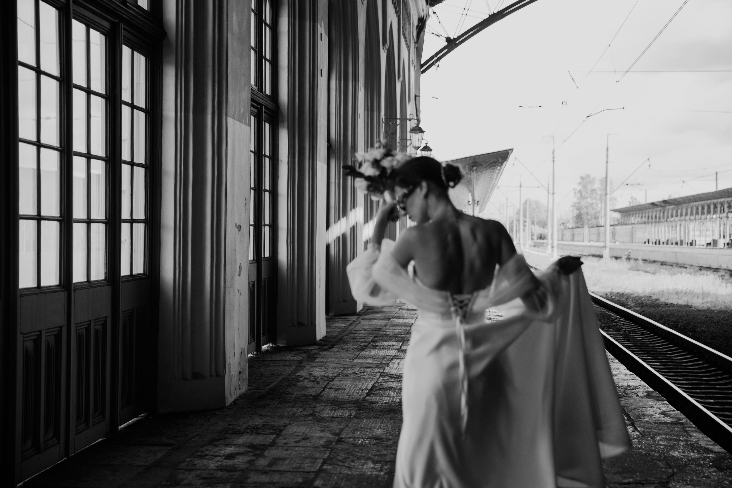 Волшебство уходит — Знаю. — И что мы будем делать? — Наслаждаться моментом. Свадебный фотограф в Санкт-Петербурге