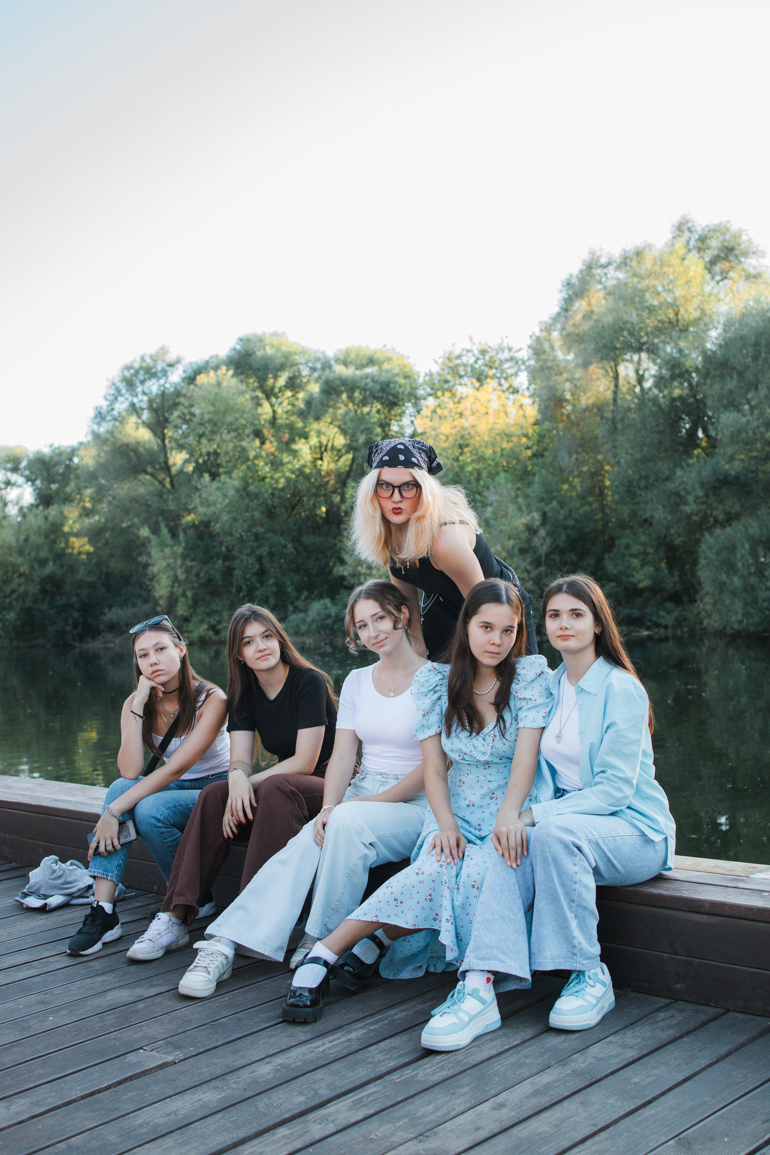 Прогулочная фотосессия на выпускной альбом с 11 классом в Серпухове. Выпускные альбомы в Серпухове