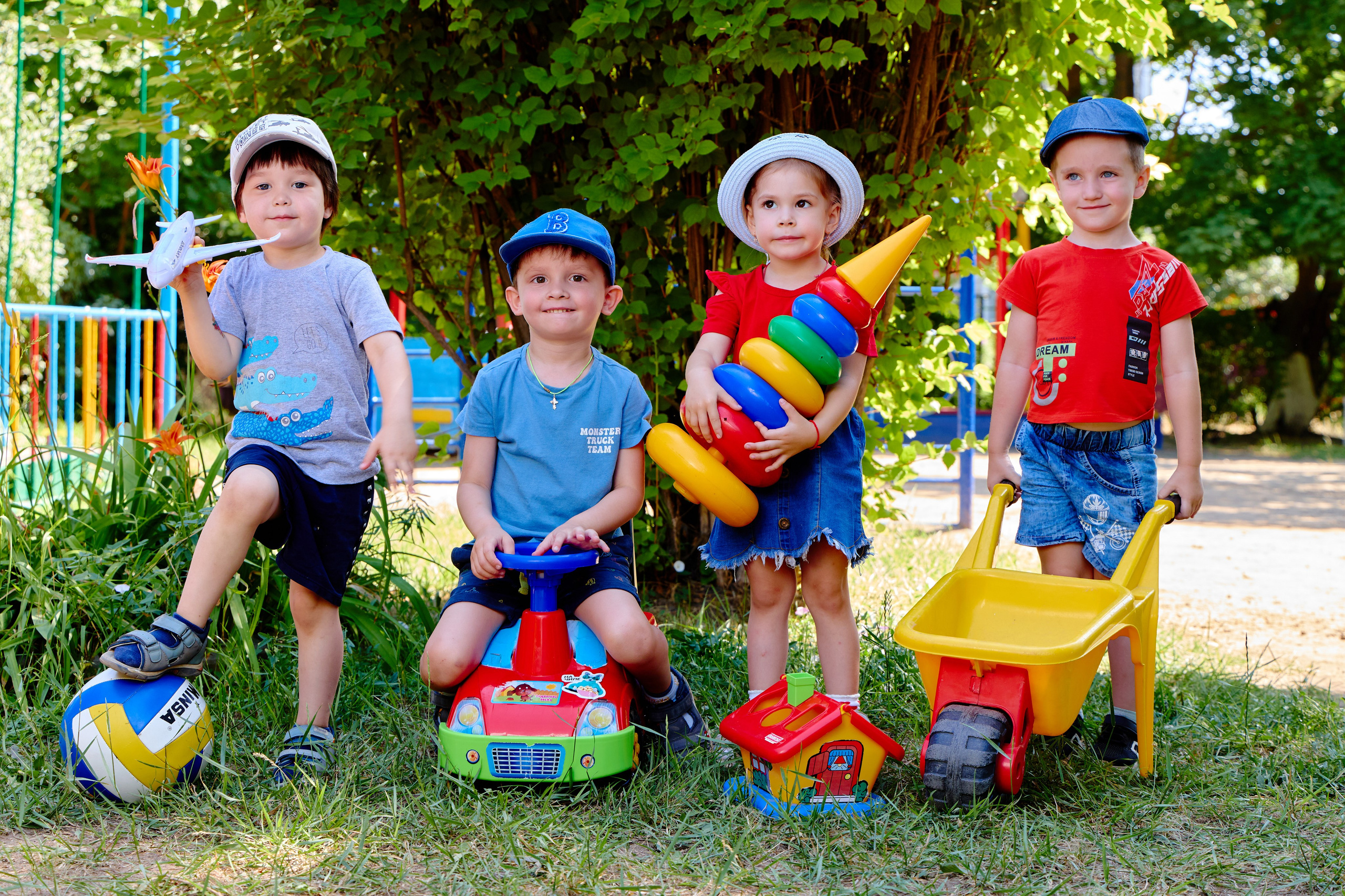 Пример летней съёмки в детском саду № 92 младшая группа Ромашки. Фотограф Выпускные альбомы Таганрог Сергей Коробченко