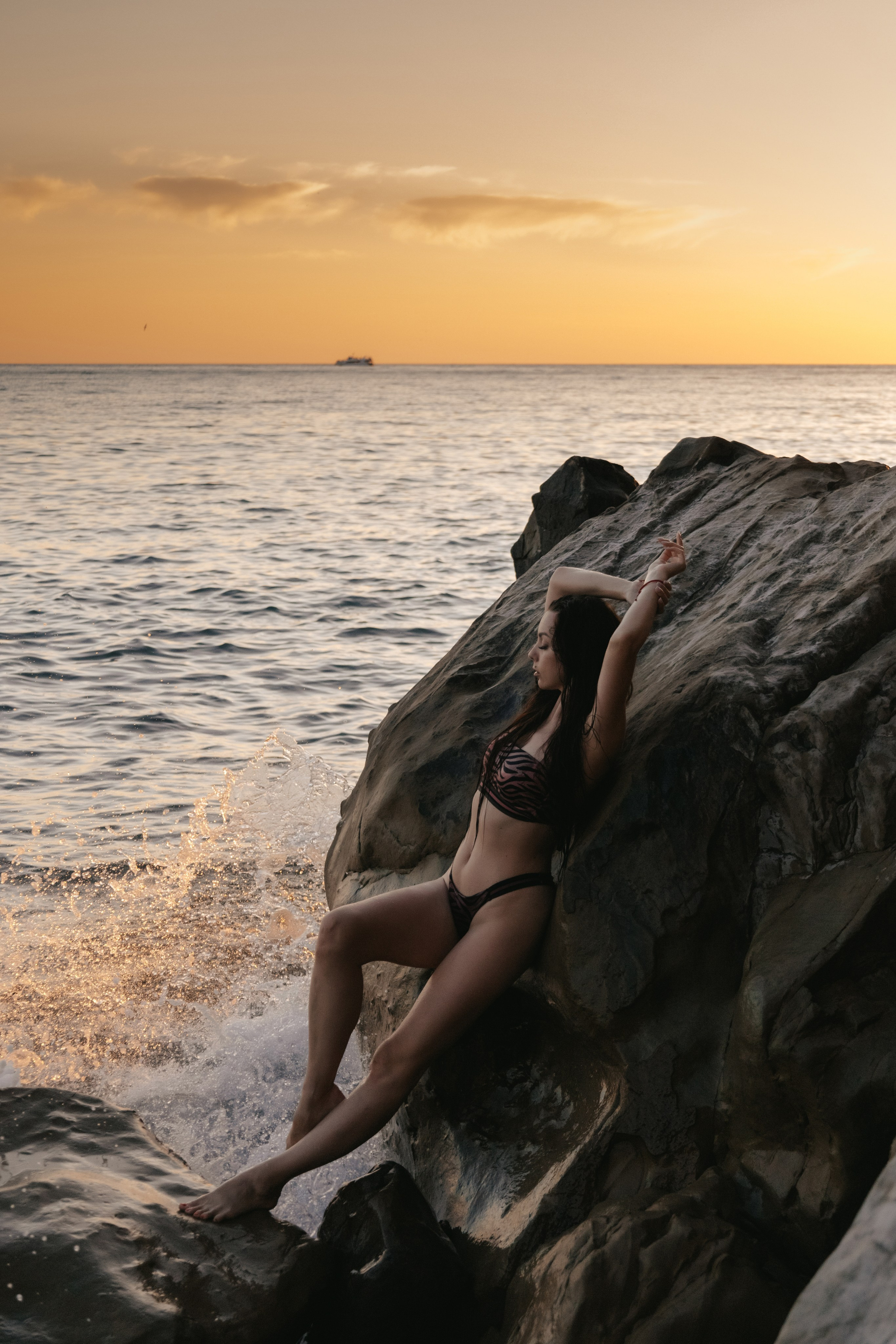Юлия. Заката на скале Парус. Семейный и портретный фотограф в Геленджике Любовь Бодрова