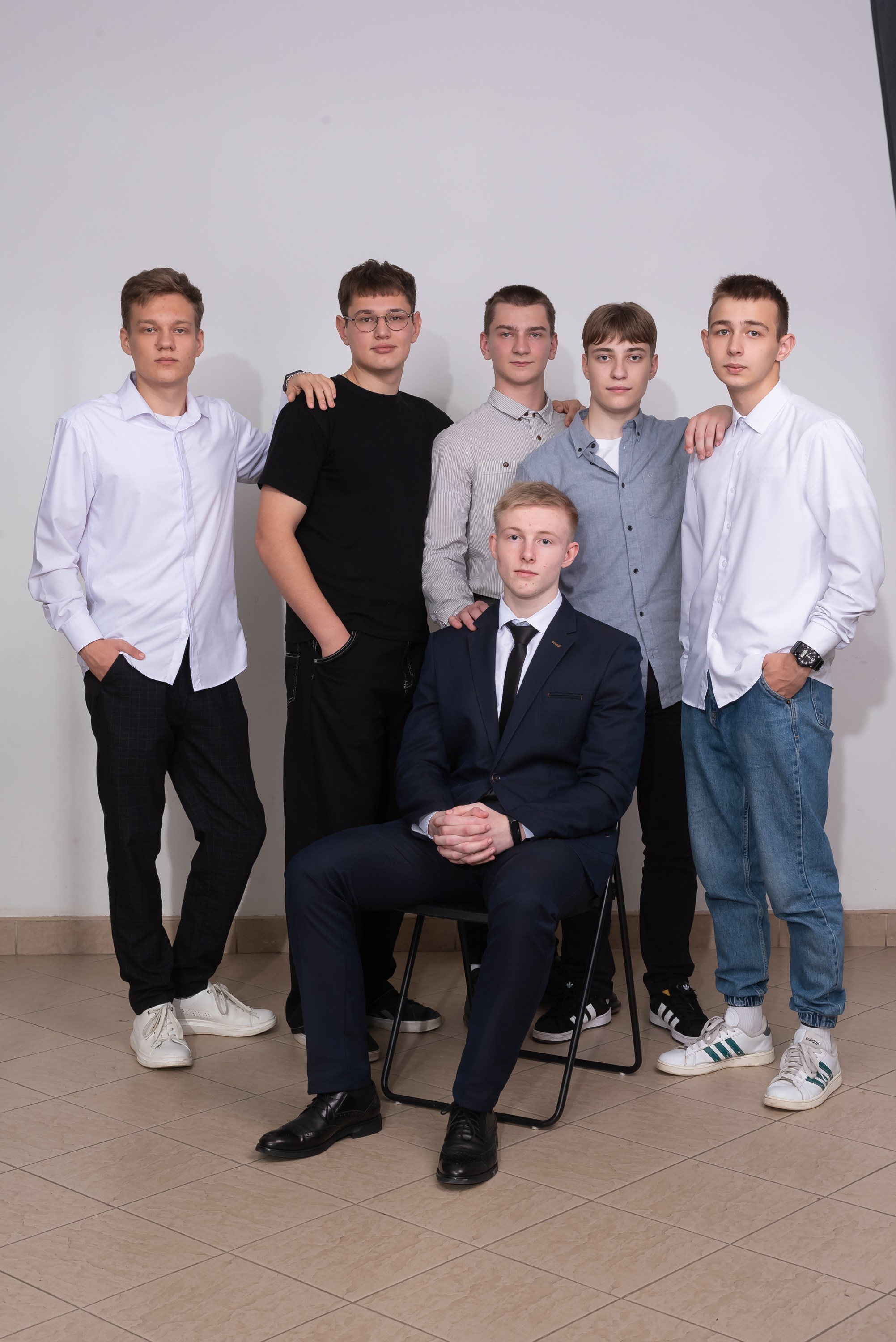 Школьный альбом в студии на белом фоне.