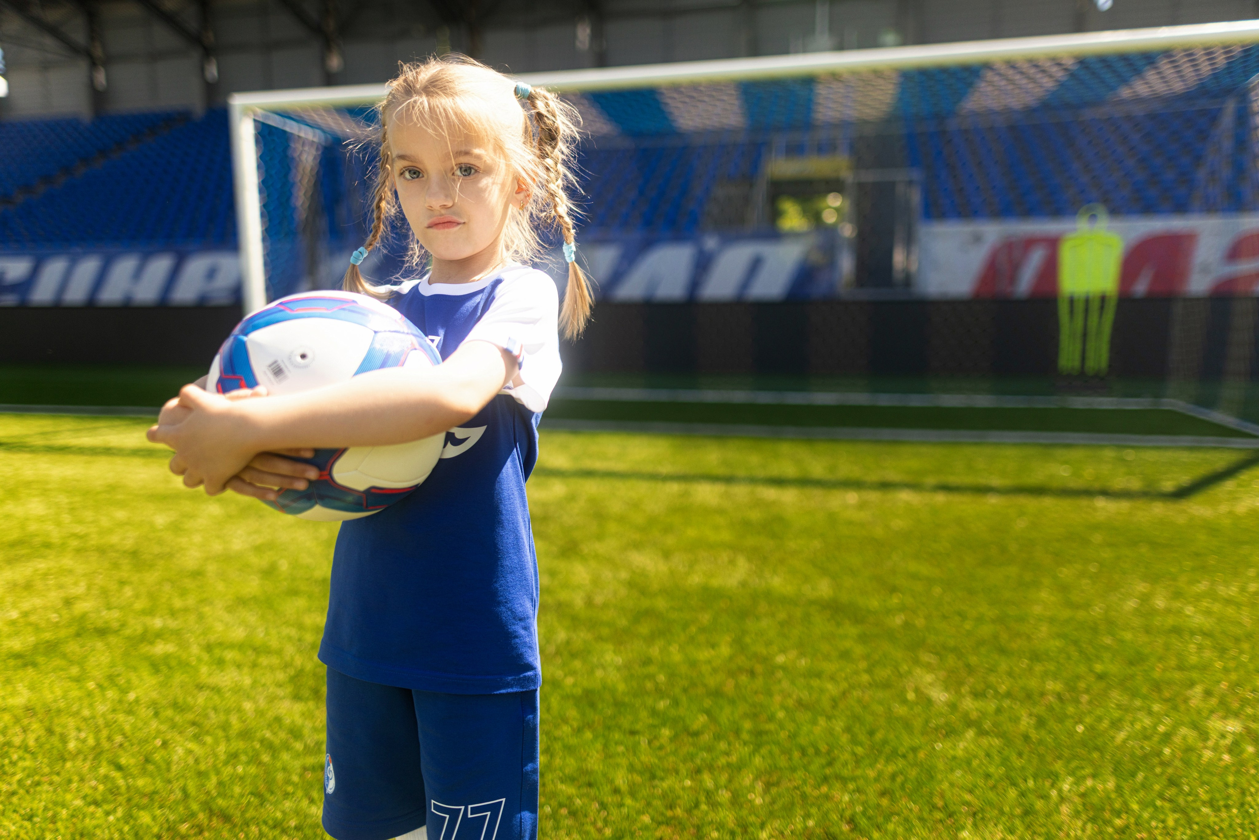 Детский портрет с Алисой на футбольном стадионе. Дмитрий Шульгин, портретный фотограф в Воронеже