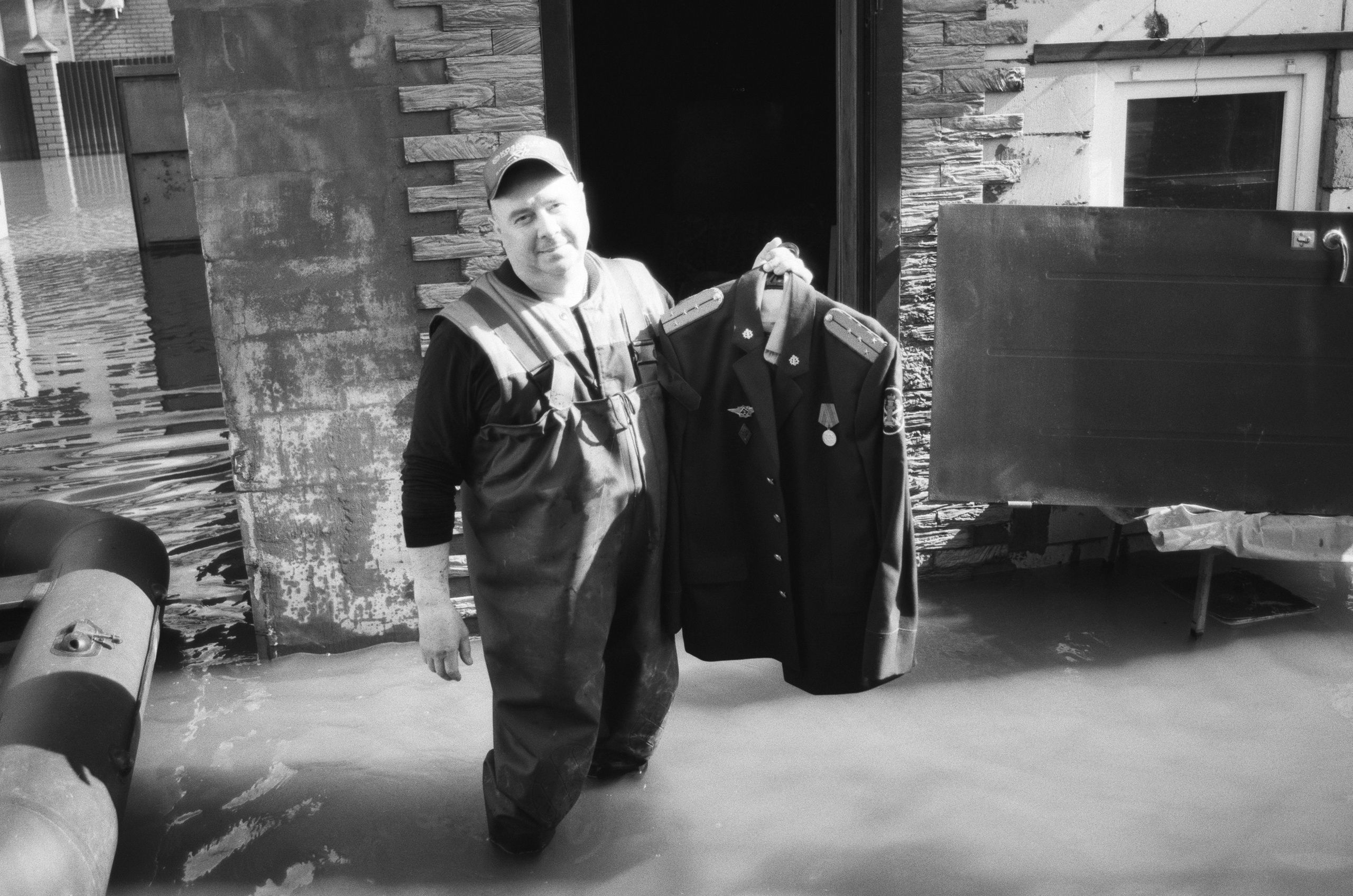 Владимир выносит сушиться свою парадную служебную форму | 13.04.2024 / г. Орск