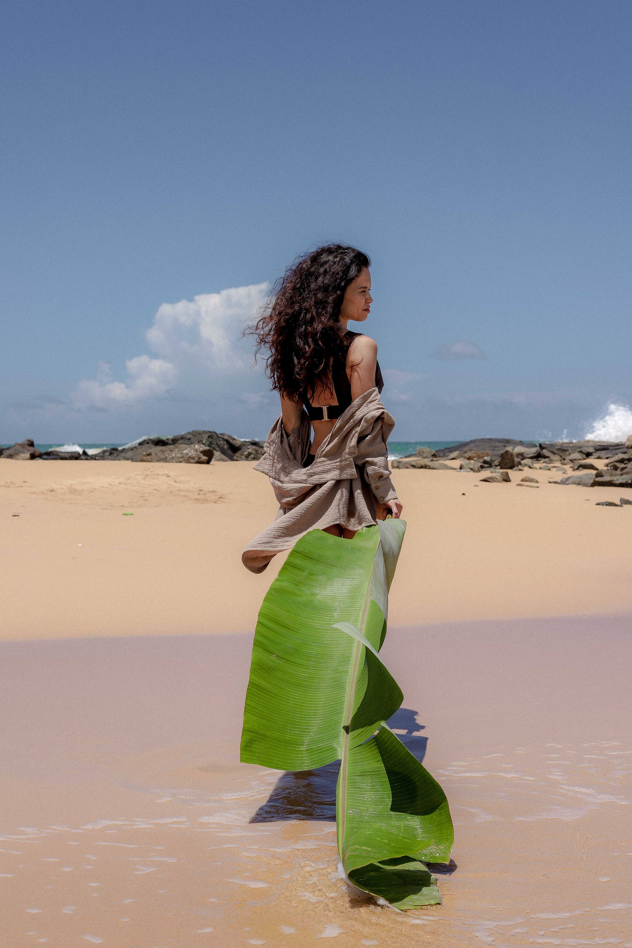 Девушка на пляже Ахунгала — Фотосессия с банановым листом и в натуральном бассейне | Шри-Ланка. Фотограф на Шри-Ланке