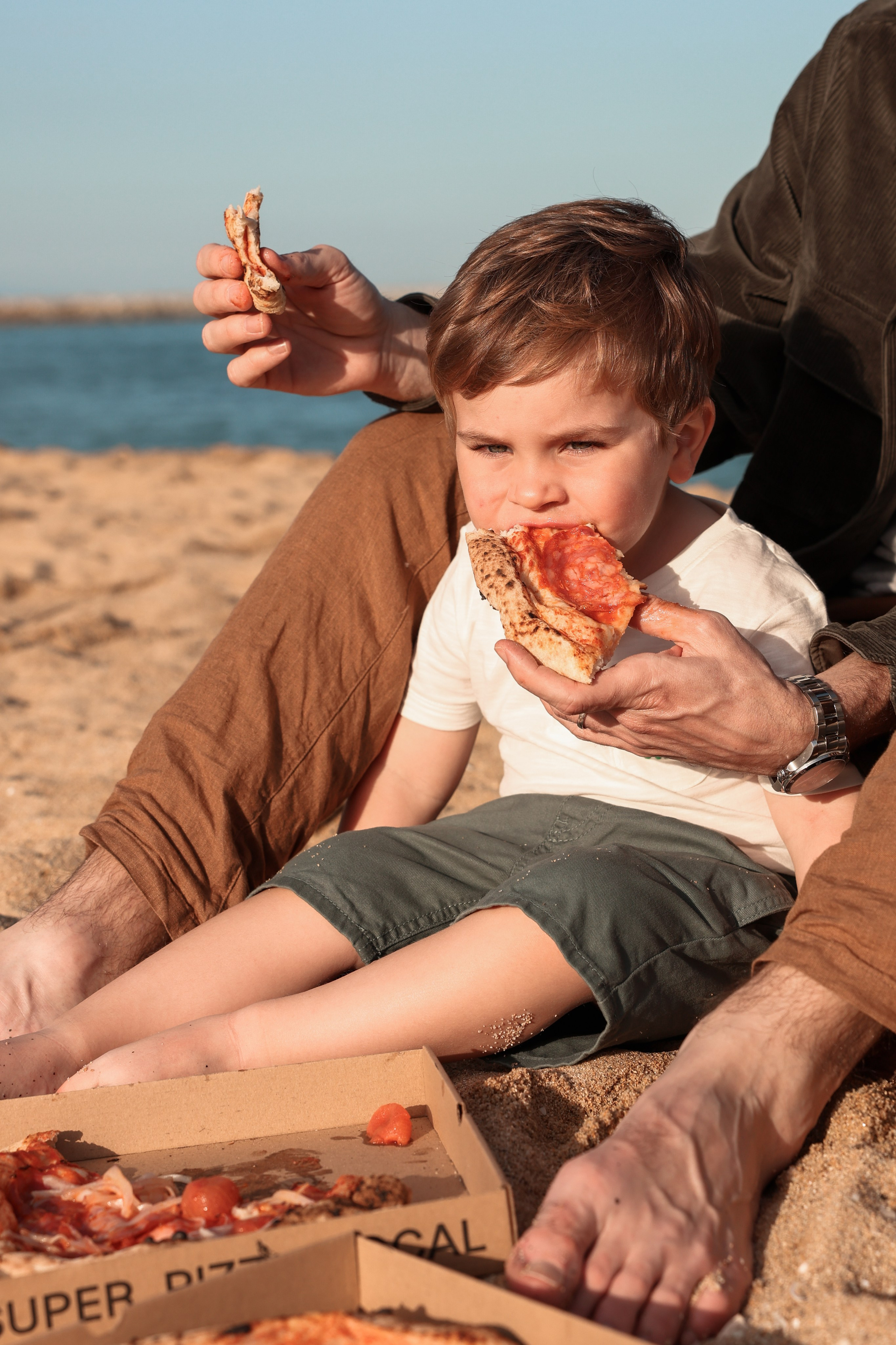 Family pizza at the sea. Natalia Zhuravleva|family, newborn, maternity photographer in Barcelona