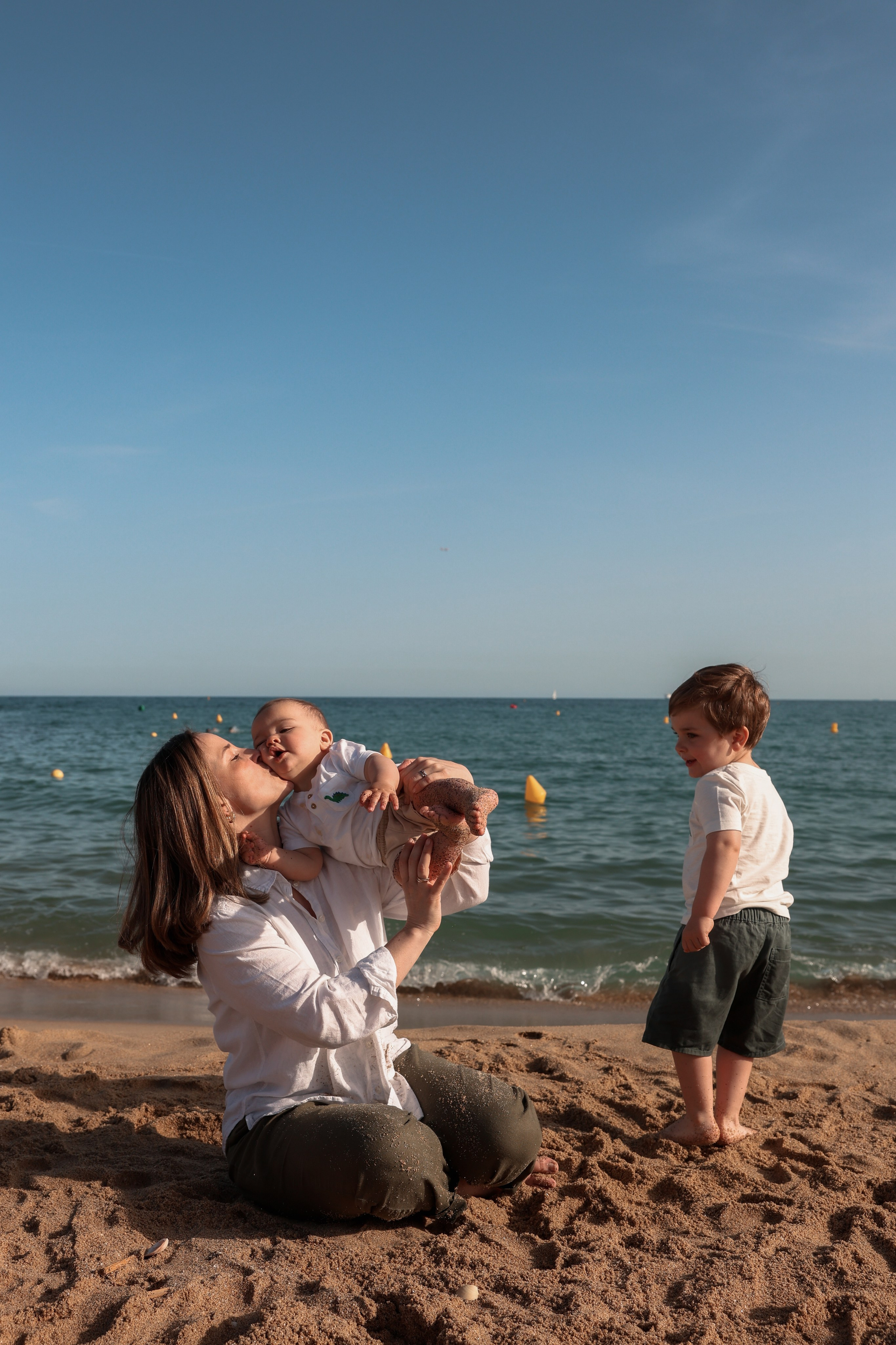 Family pizza at the sea. Natalia Zhuravleva|family, newborn, maternity photographer in Barcelona