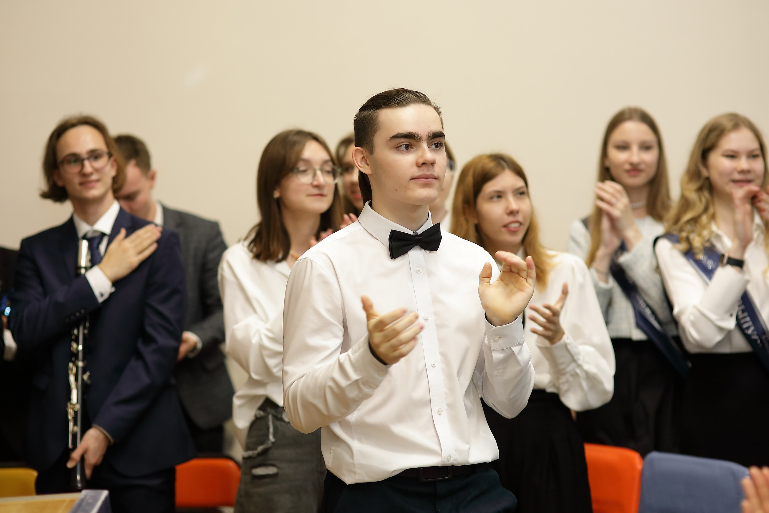 Последний звонок (актовый зал). Свадебный и семейный фотограф и видеограф в Екатеринбурге Полянские Тимур и Анастасия