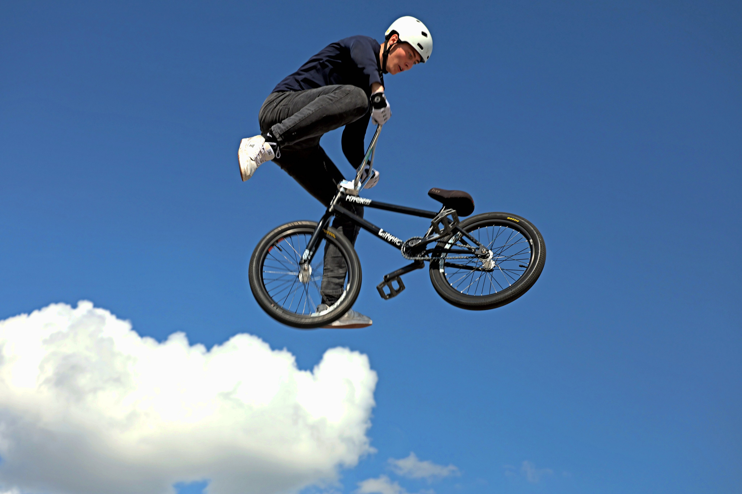 BMX - трюк высоко в небе