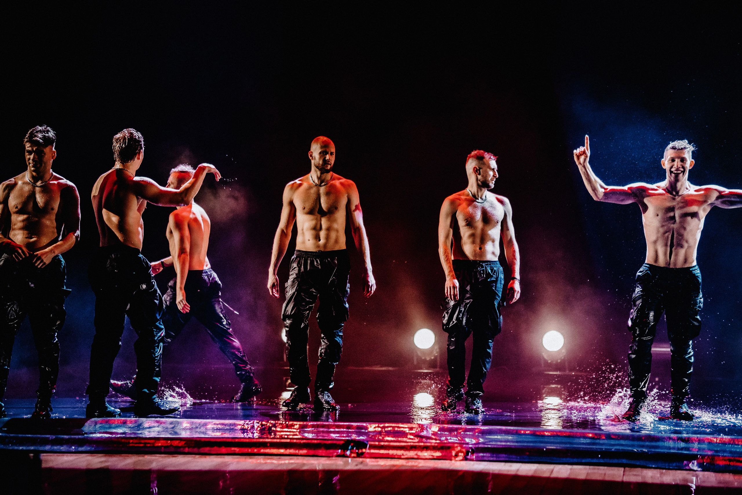 Шоу «Под дождём» 03 / 2025. ФОТОГРАФ ЕКАТЕРИНБУРГ