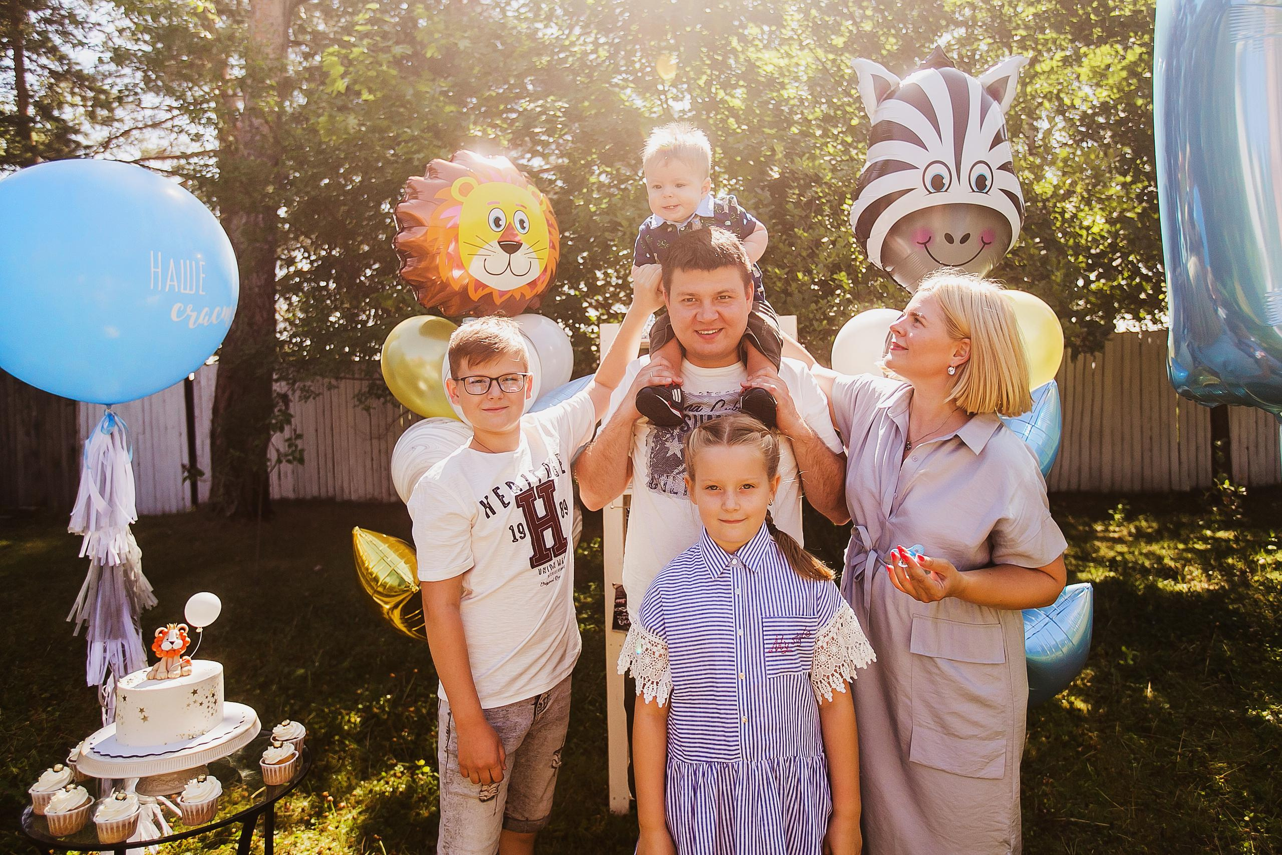 Давид и семья. 1 год. Фотограф Полина Егорова город Тюмень