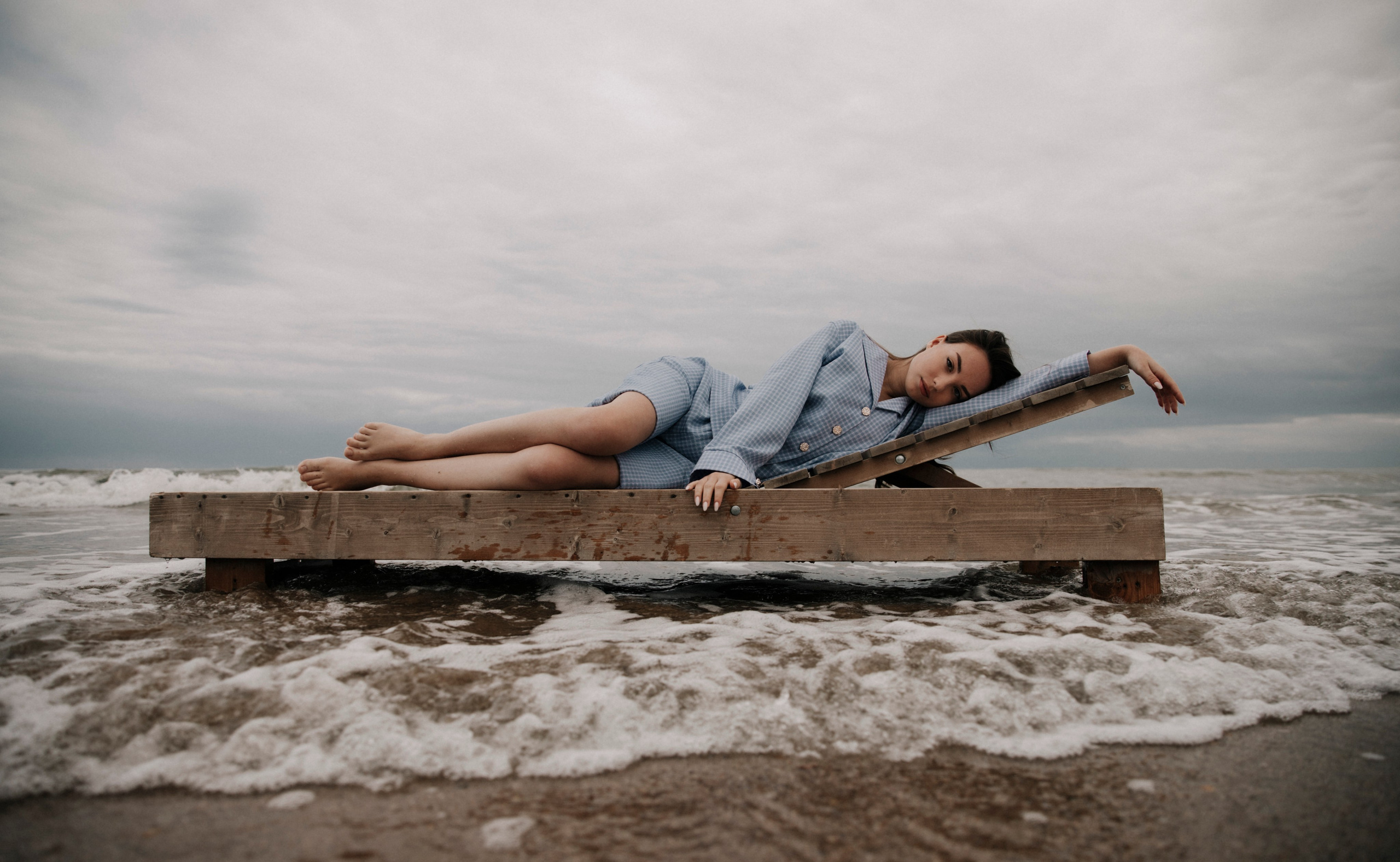 Фотосессия в пасмурную погоду, фотосессия в горах, фотосессия на пляже, фотосессия в туман, фотосессия у моря, фотосессия в стиле авиатор, авиатор, фотосессия Дагестан, Дагестан, женщины, девушка у моря, фотосессия на пляже