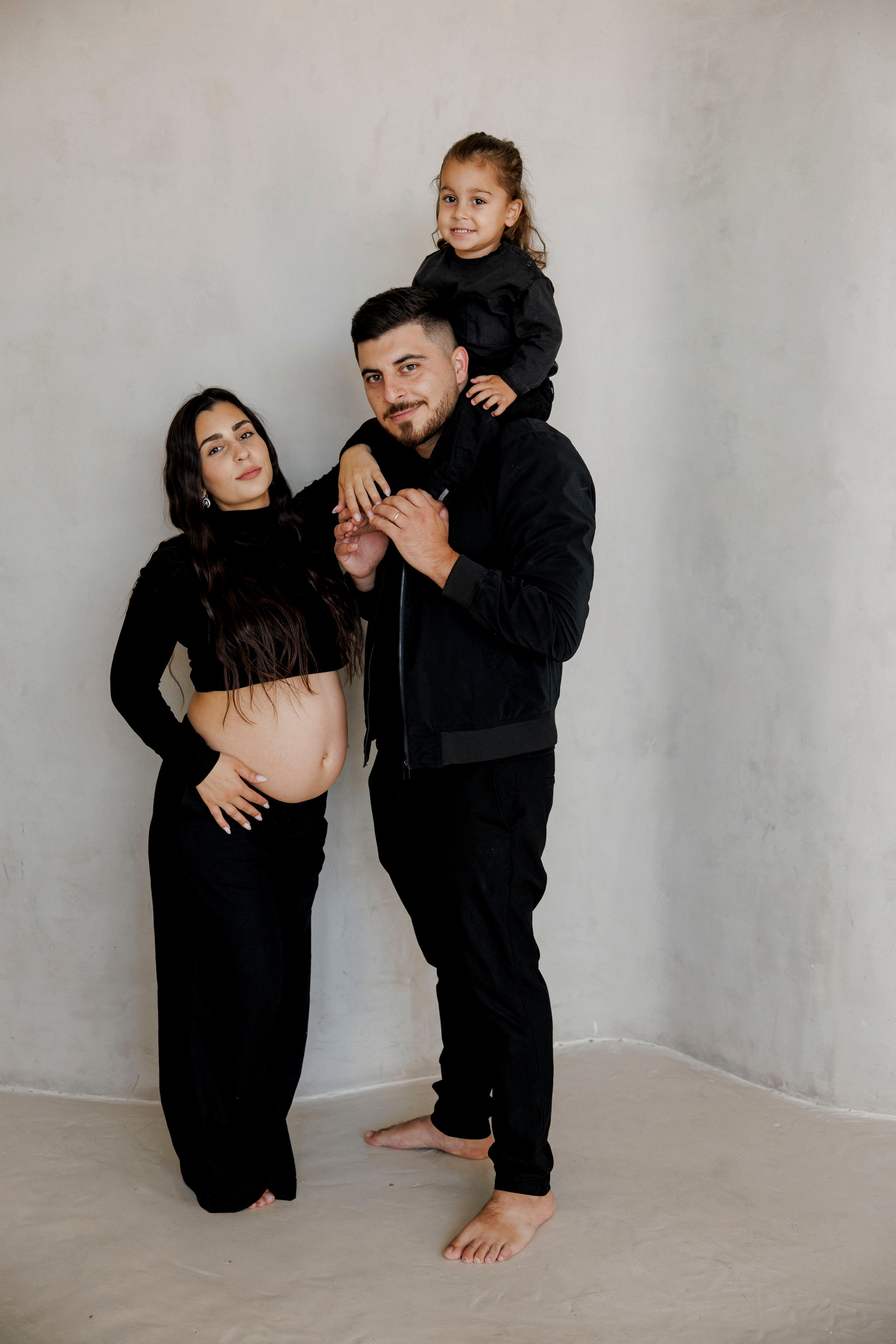 Pregnancy photoshoot inside the Grey Studio. Главная