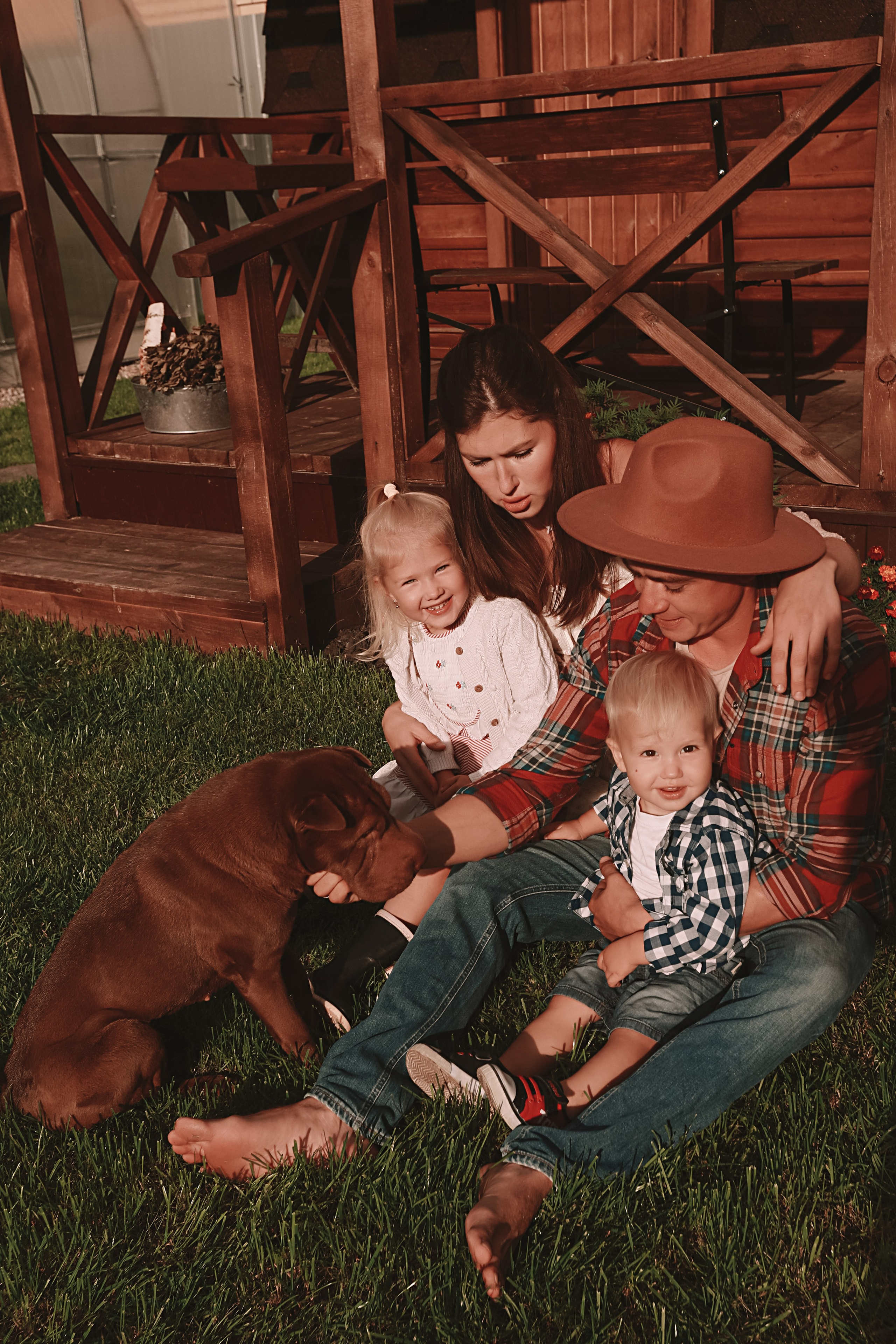 У дома. Семейный фотограф Тюмень, фотограф на роды Салмина Мария