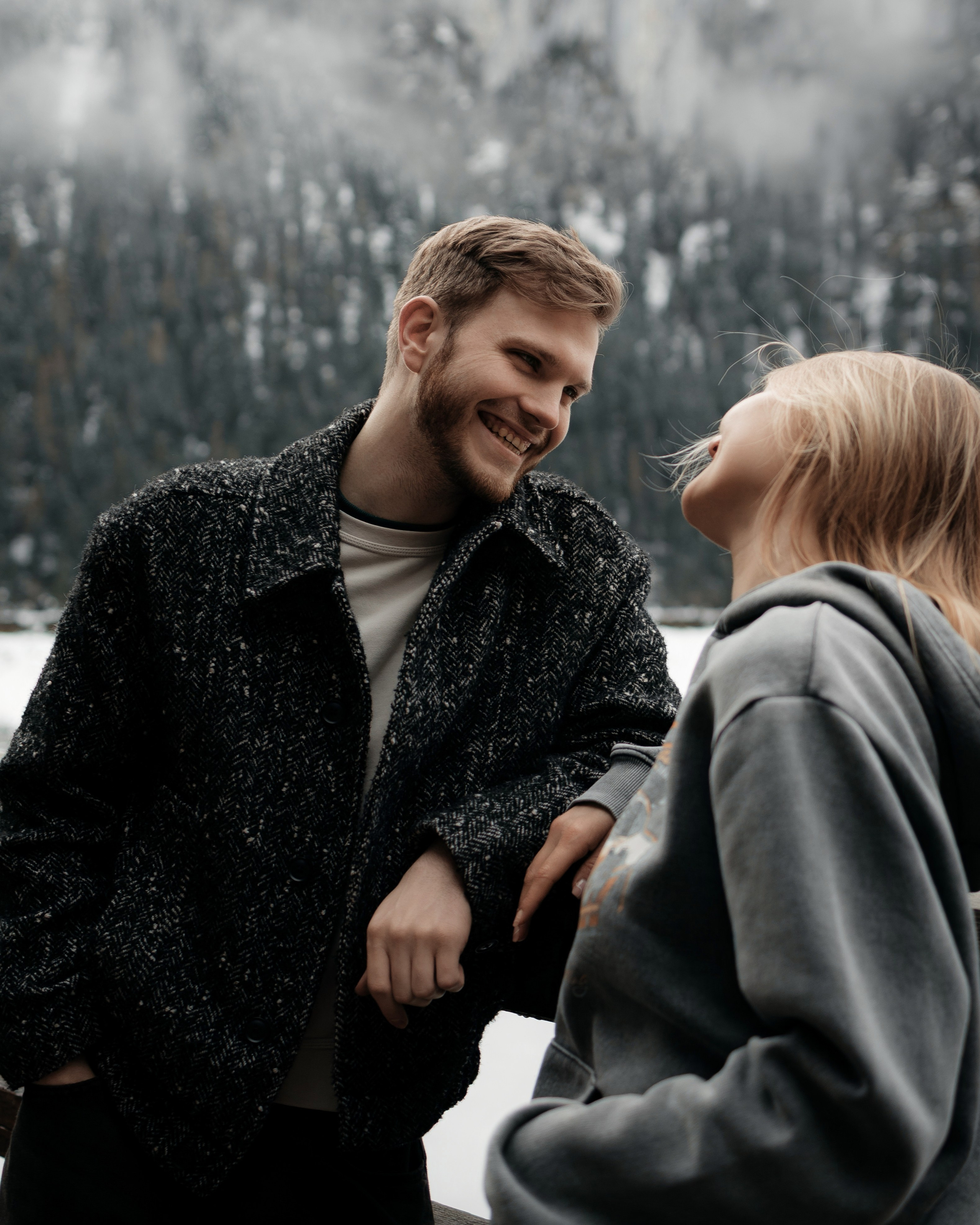 Натуральная эмоция и улыбки, тёплый портрет пары