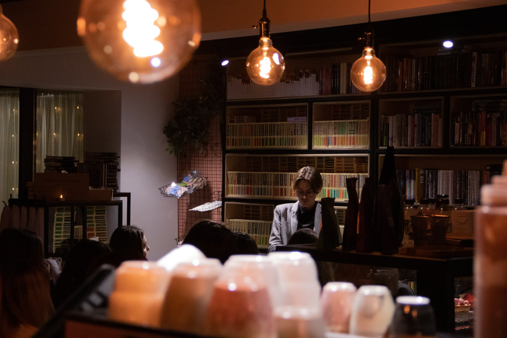 Презентация книги в кофейне «Издательство кофе». Репортажный, промышленный и маркетплейс-фотограф Дмитрий Чернат