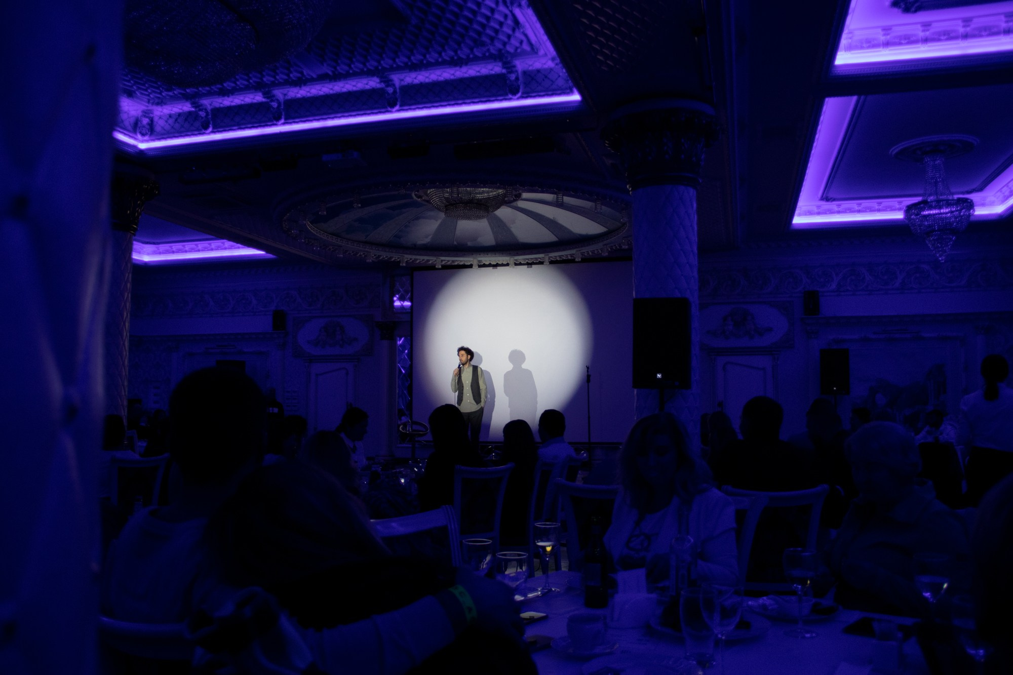 Выступление стендап-комика Дмитрий Романов. Репортажный, промышленный и маркетплейс-фотограф Дмитрий Чернат