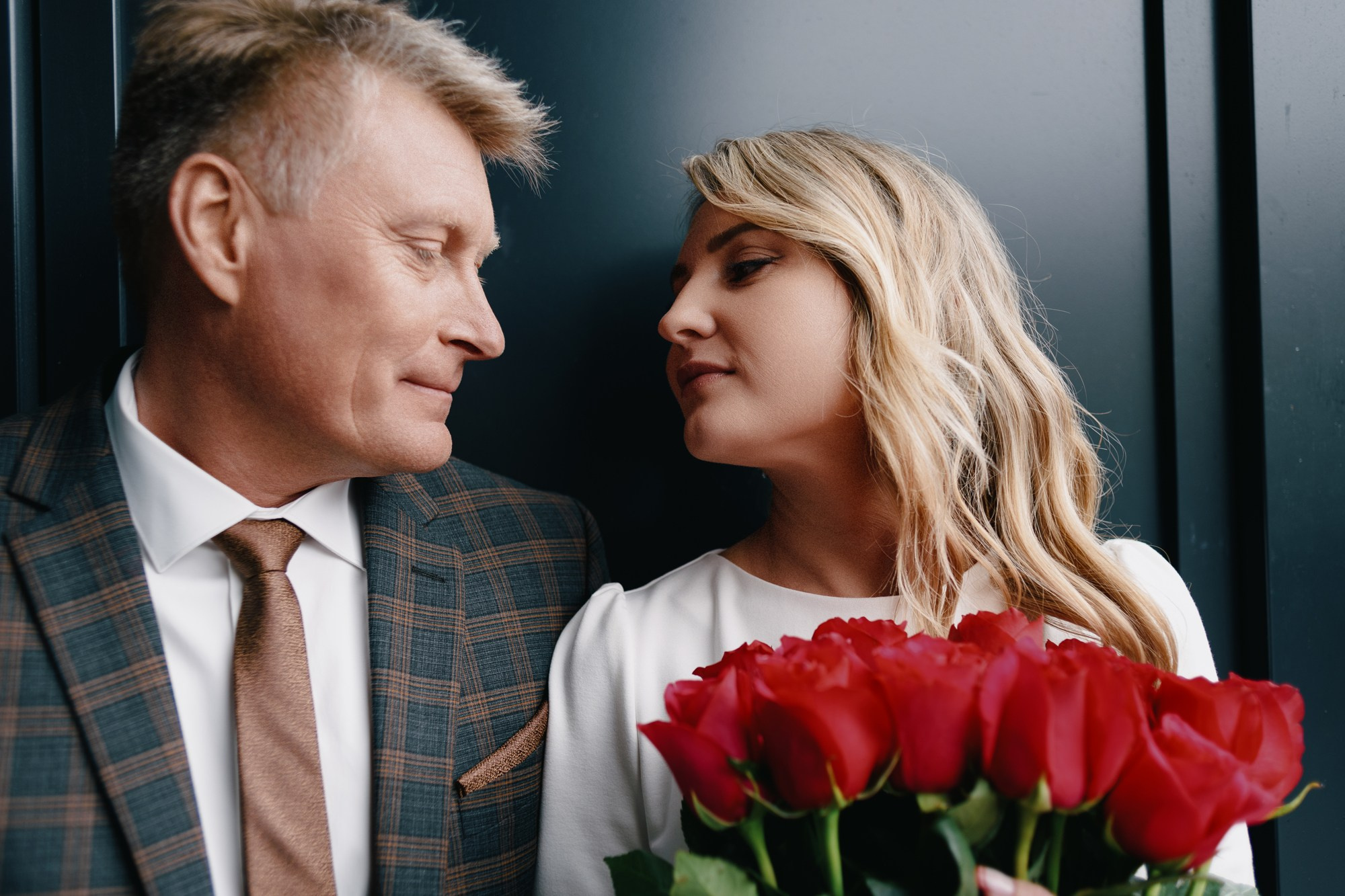 Крупный план: нежный момент между женихом и невестой в торжественной обстановке