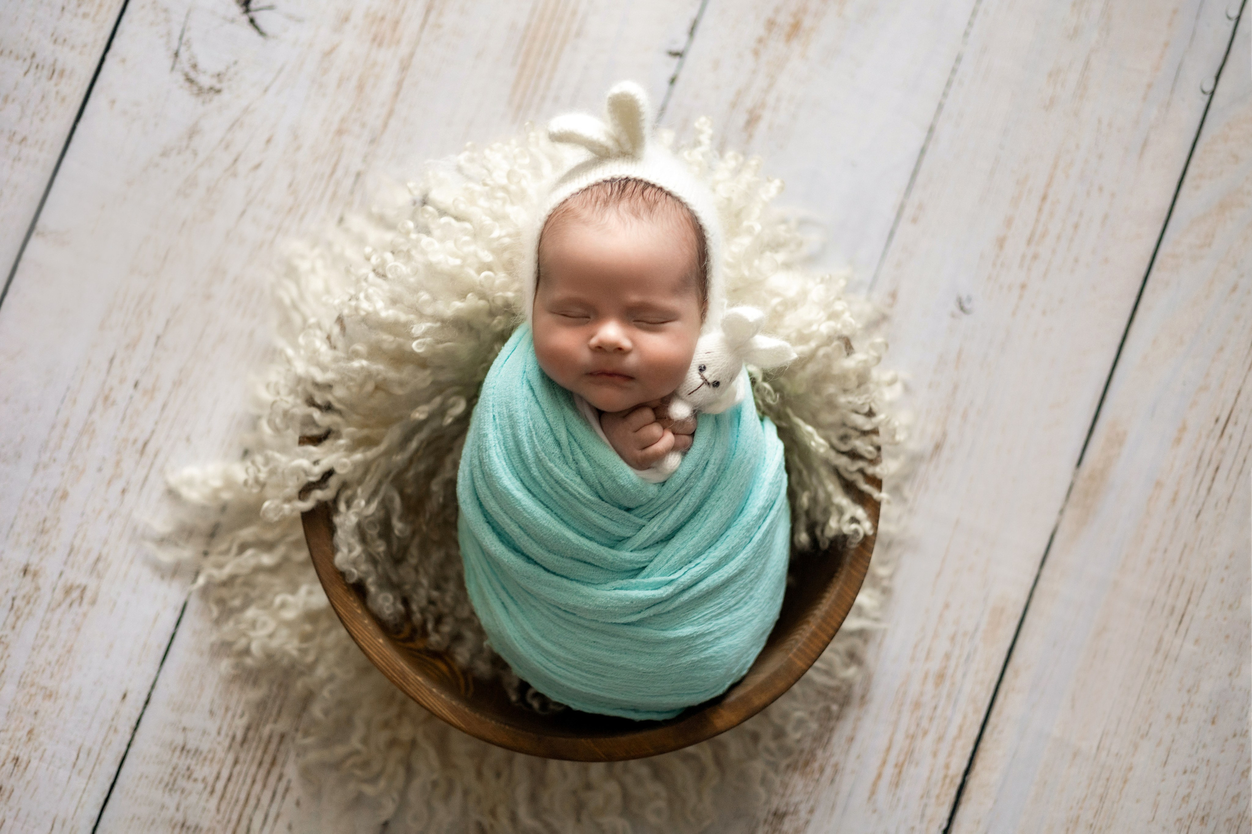 фотограф новорожденных саратов ньюборн фотосессия детская малыш в коконе кокон зайчик бадейка тазик голубой тиффани