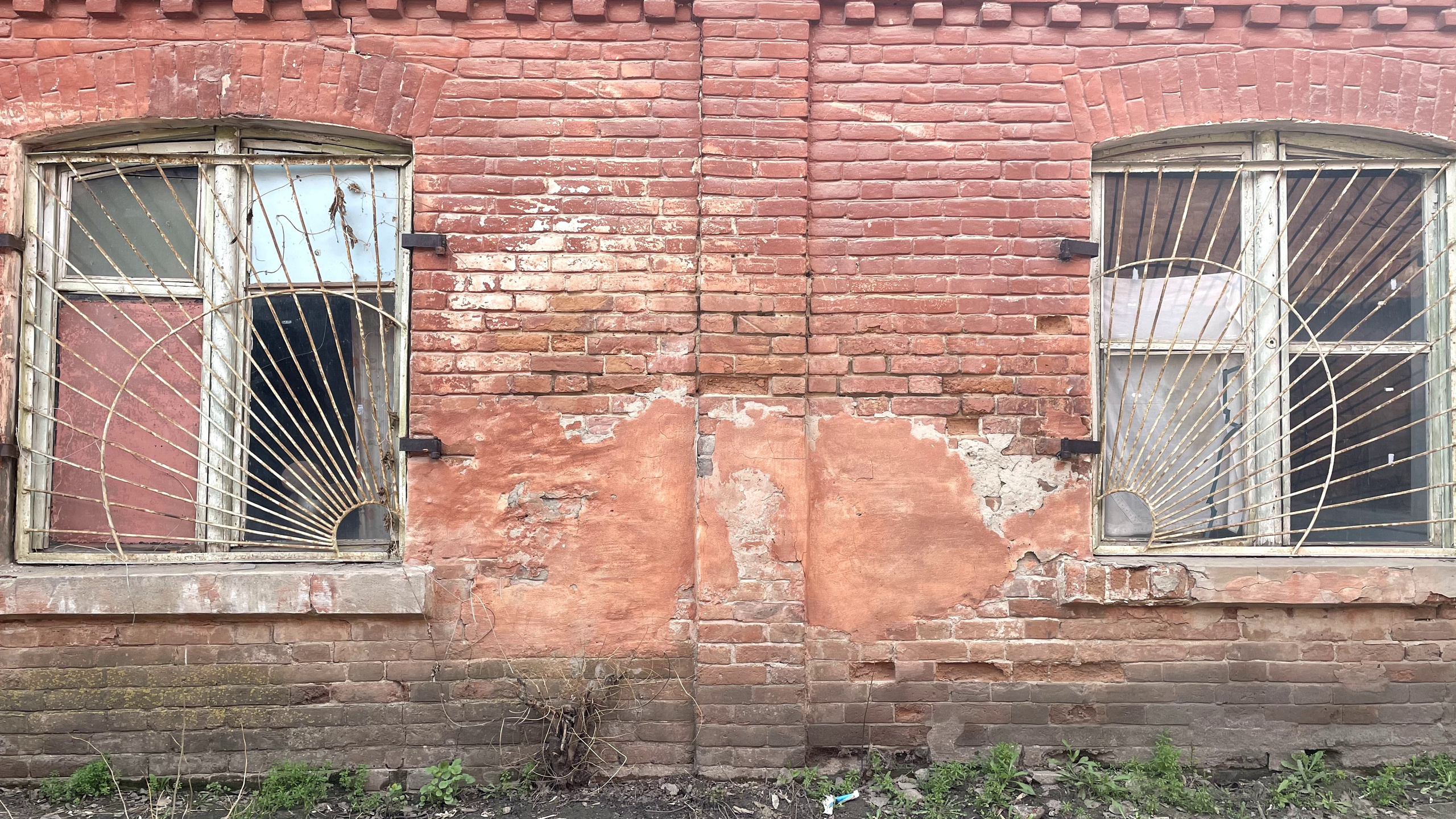 20 102 Здание из красного кирпича. ВИЗУАЛЬНЫЕ И ЗВУКОВЫЕ РЕШЕНИЯ ДЛЯ БИЗНЕСА И СЪЁМОК ТЕЛЕТЕЛА