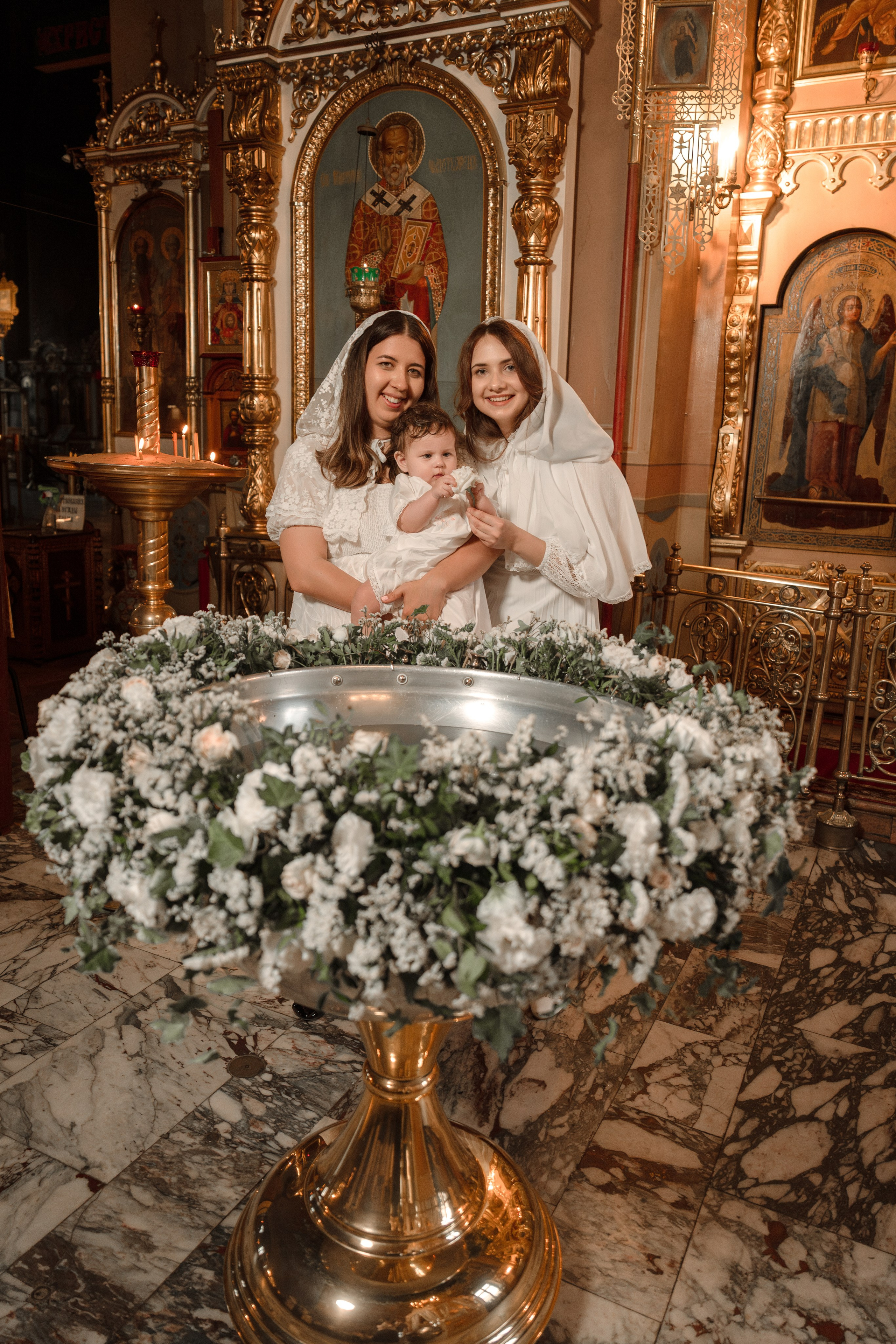 Крещение Вареньки в Храме Воскресения Словущего в Даниловской Слободе. Фото- и видеосъёмка крещения и венчания. Фотограф на крещение Москва