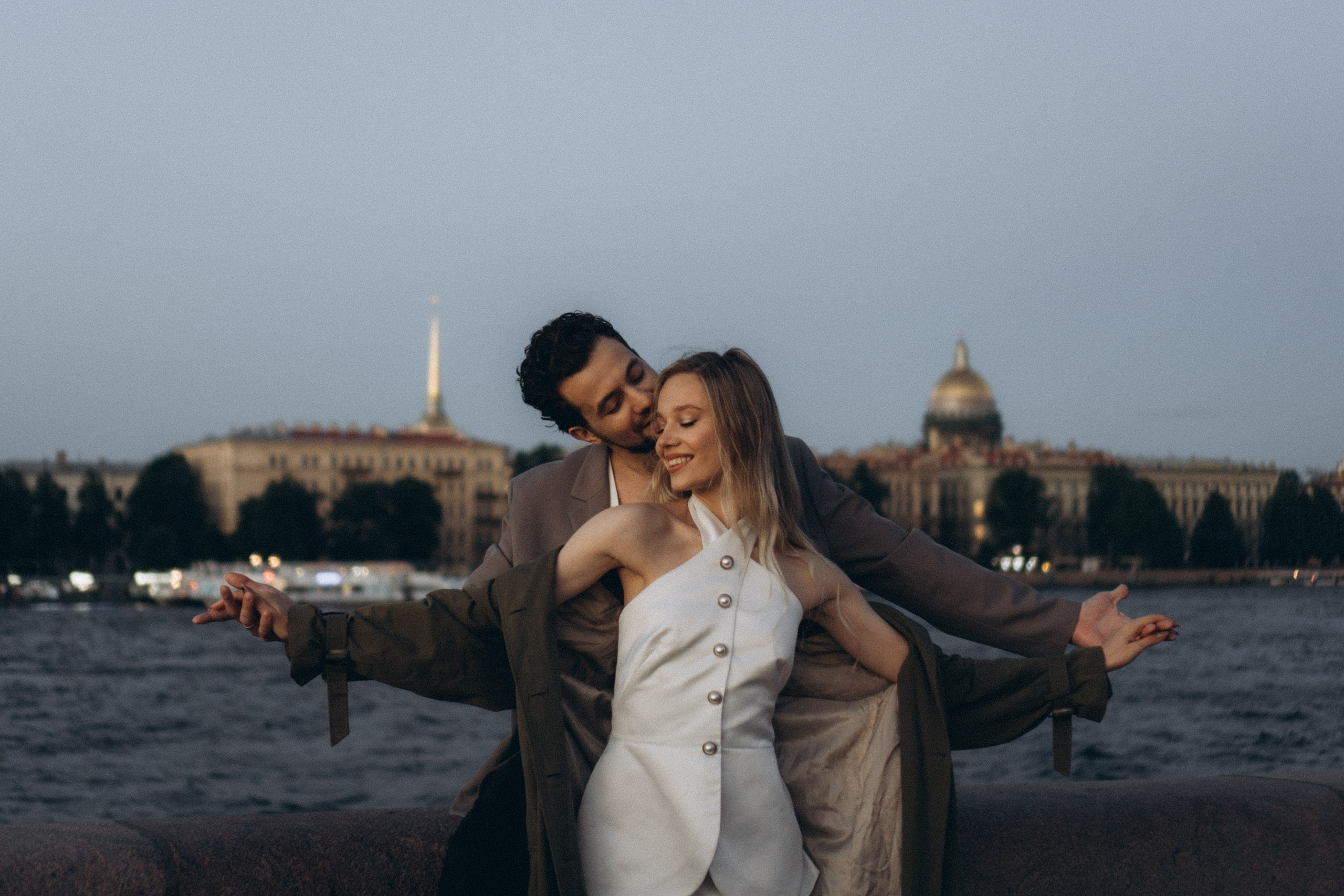 СВАДЕБНАЯ СЬЕМКА ПАРЫ НА РАССВЕТЕ В БЕЛЫЕ НОЧИ И ПРОГУЛКА С РАЗВОДНЫМИ МОСТАМИ И ПИКНИК ВОЗЛЕ ИСАКИЕВСКОГО СОБОРА. Профессиональный фотограф, Санкт-Петербург — Виктория Богомолова