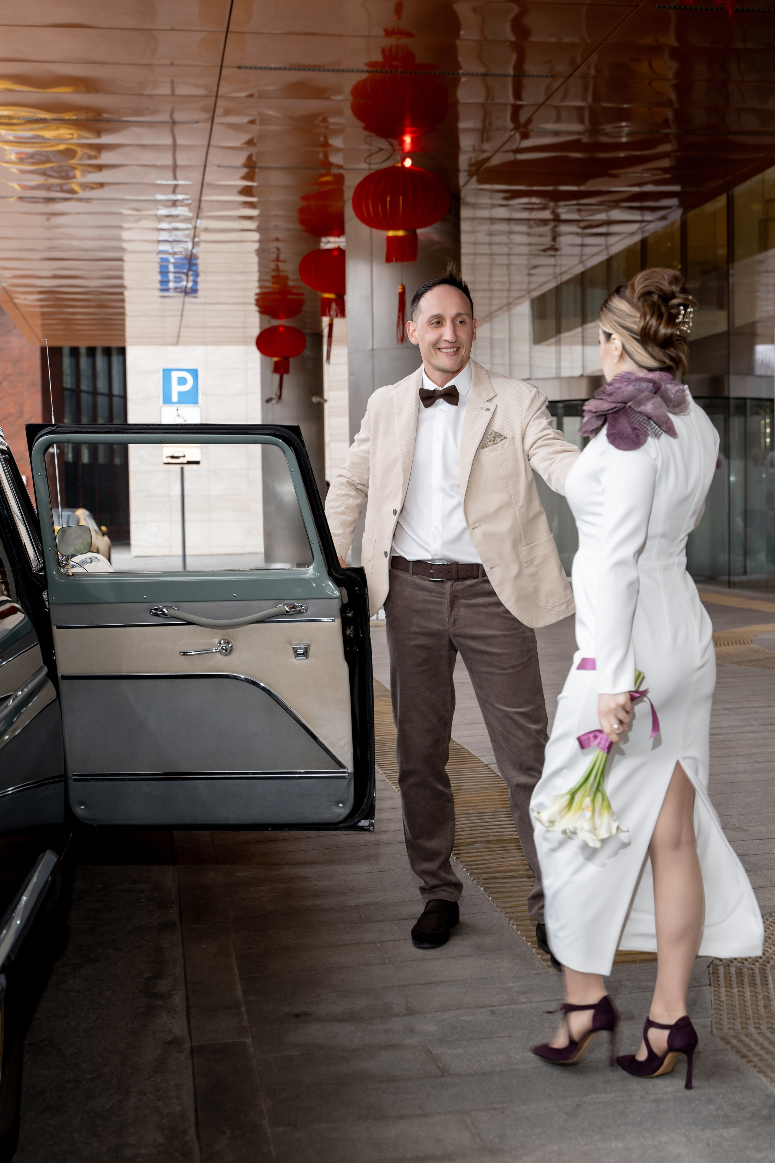 Свадебный фотограф в Москве. Свадебный фотограф Видное, Бутово, Домодедово, Щербинка, Царицыно. Свадебная фотосессия и сборы невесты в отеле Soluxe. Регистрация брака во дворце бракосочетания ВДНХ. Свадьба на ВДНХ. Свадебная фотосессия с ретро автомобилем Чайка. 